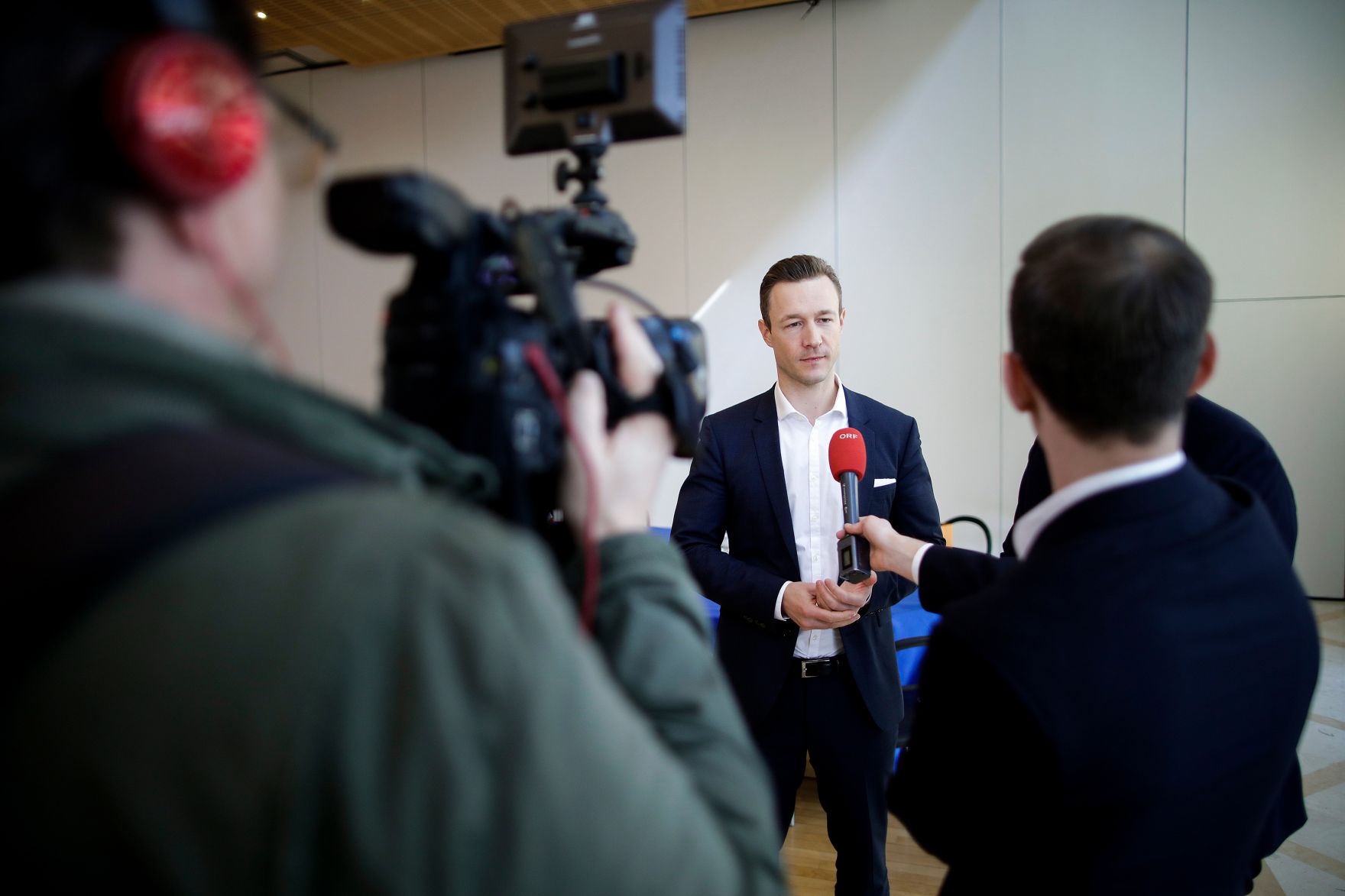 Am 21. M&auml;rz 2019 reiste Bundesminister Gernot Bl&uuml;mel nach Paris. Im Bild bei einem Interview.