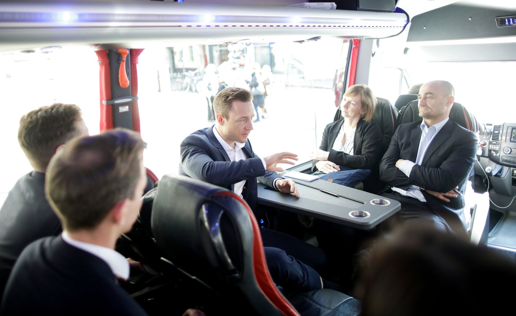 Am 21. M&auml;rz 2019 reiste Bundesminister Gernot Bl&uuml;mel nach Paris. Im Bild im Gespr&auml;ch mit Journalisten.