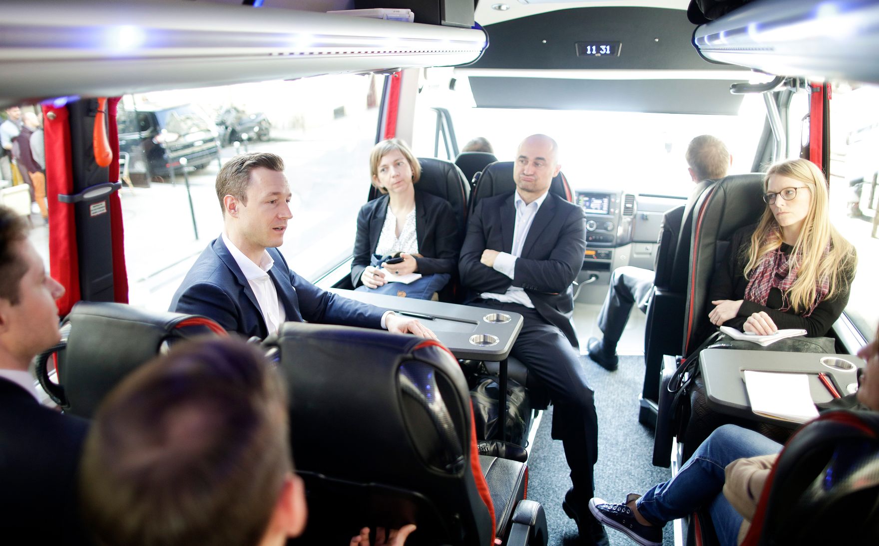 Am 21. M&auml;rz 2019 reiste Bundesminister Gernot Bl&uuml;mel nach Paris. Im Bild im Gespr&auml;ch mit Journalisten.