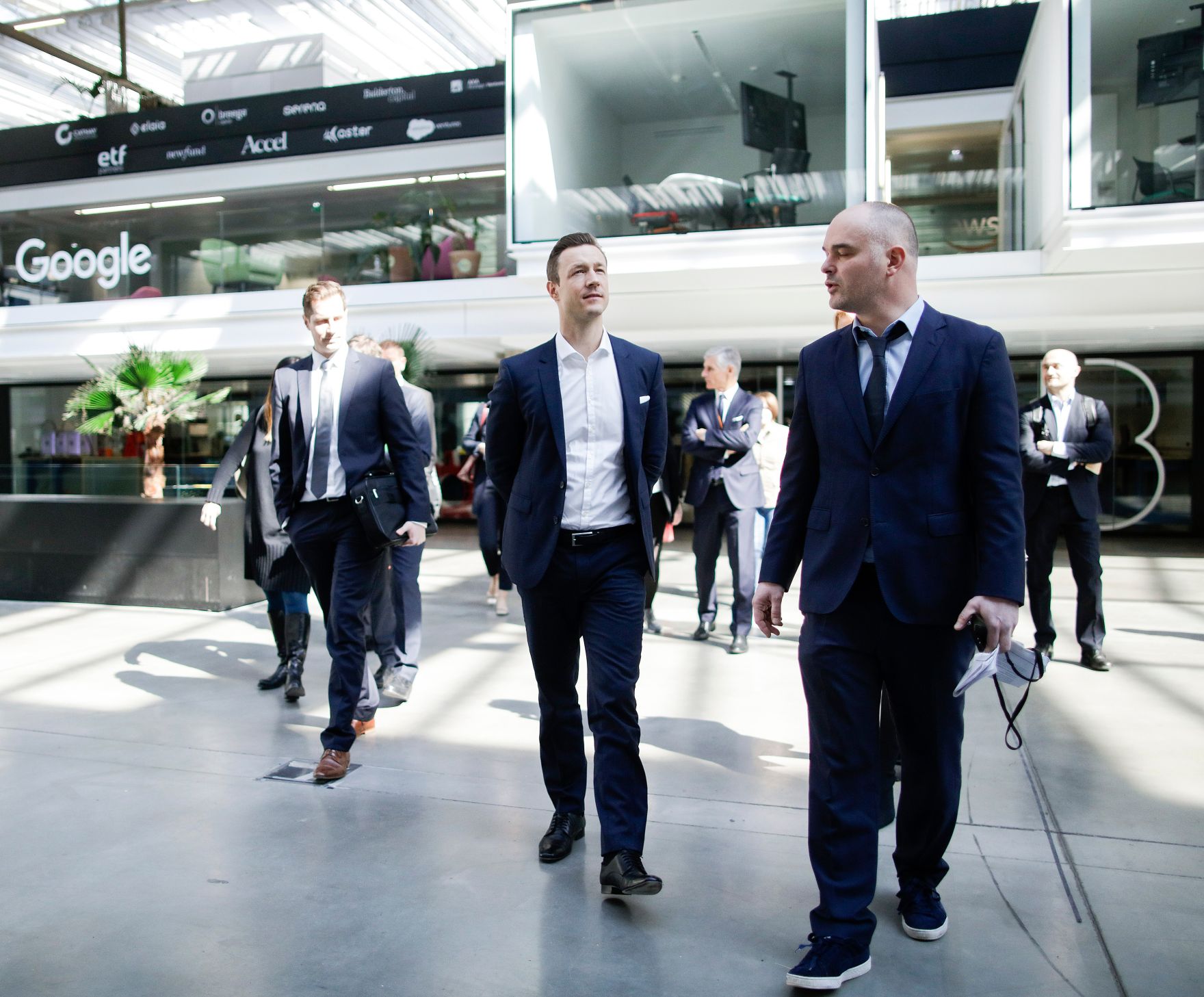 Am 21. M&auml;rz 2019 reiste Bundesminister Gernot Bl&uuml;mel (m.) nach Paris. Im Bild bei Station F.