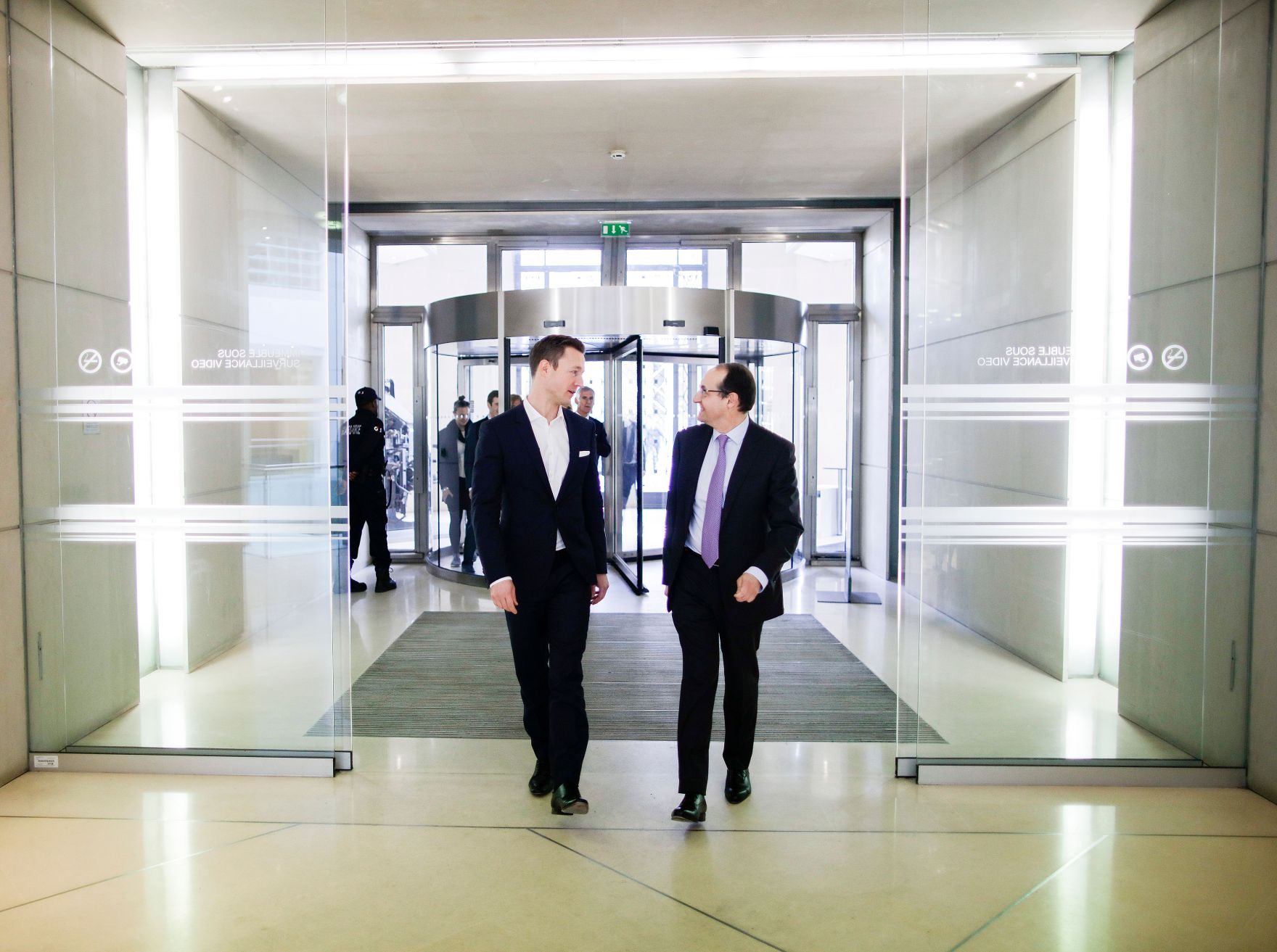 Am 21. M&auml;rz 2019 reiste Bundesminister Gernot Bl&uuml;mel (l.) nach Paris. Im Bild bei Le Figaro.