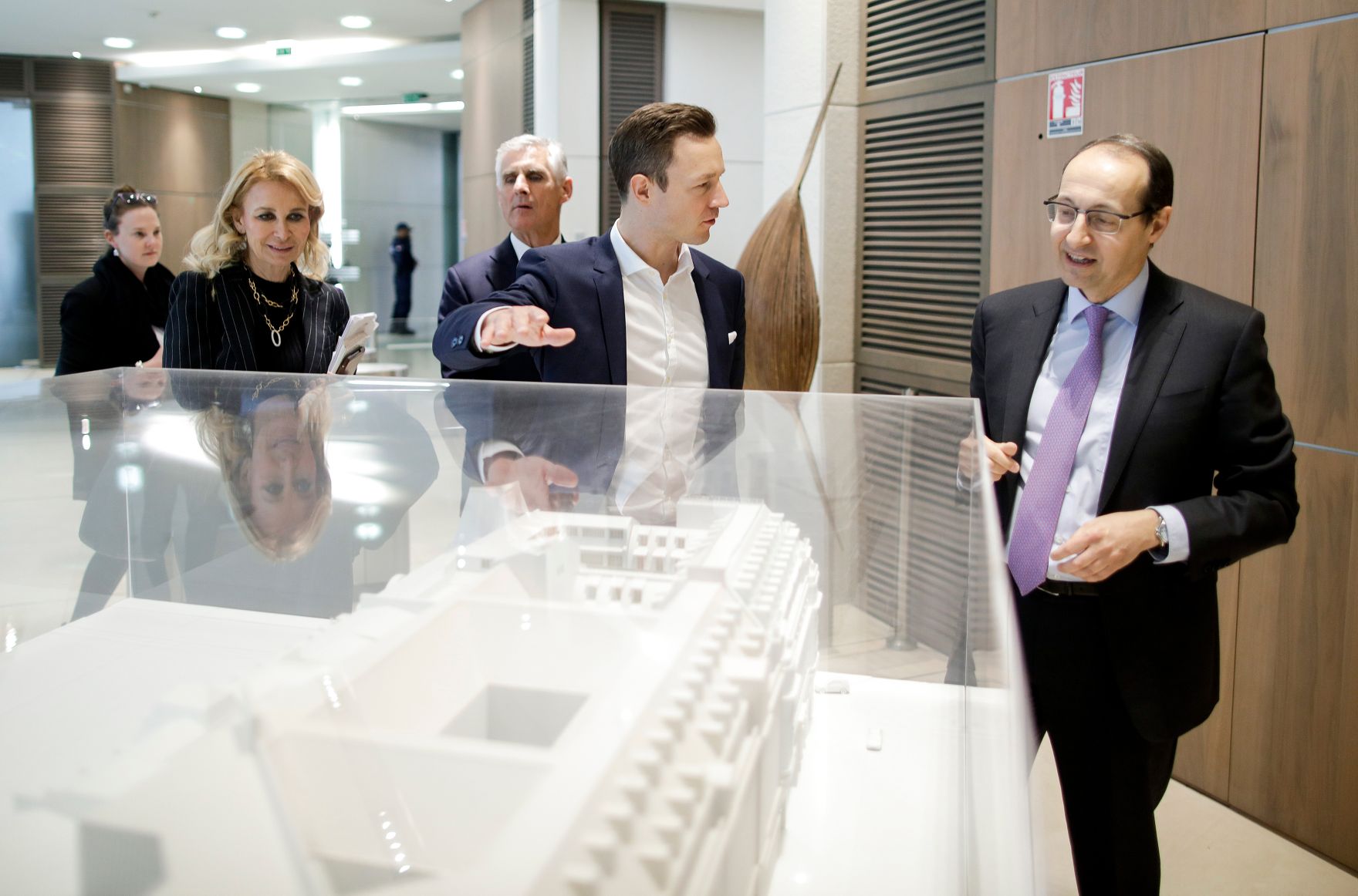 Am 21. M&auml;rz 2019 reiste Bundesminister Gernot Bl&uuml;mel (m.) nach Paris. Im Bild bei Le Figaro.