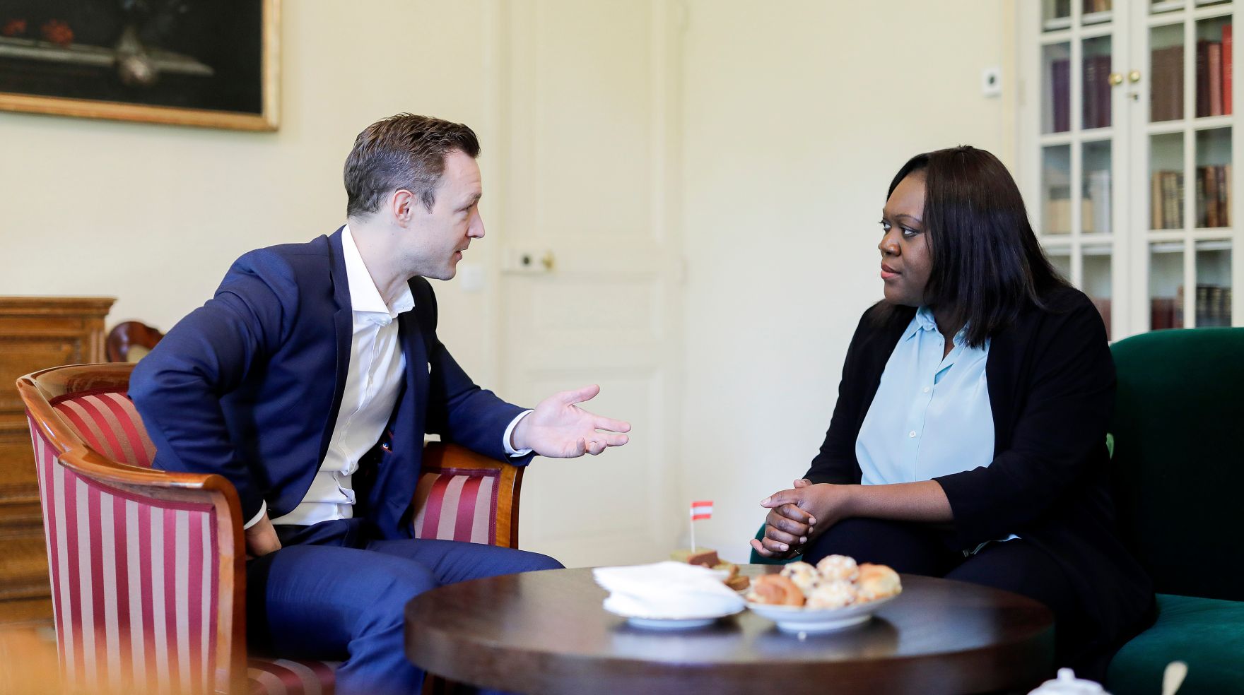 Am 22. M&auml;rz 2019 reiste Bundesminister Gernot Bl&uuml;mel (l.) nach Paris. Im Bild mit Laetitia Avia, Abgeordnete im franz&ouml;sischen Parlament (r.).
