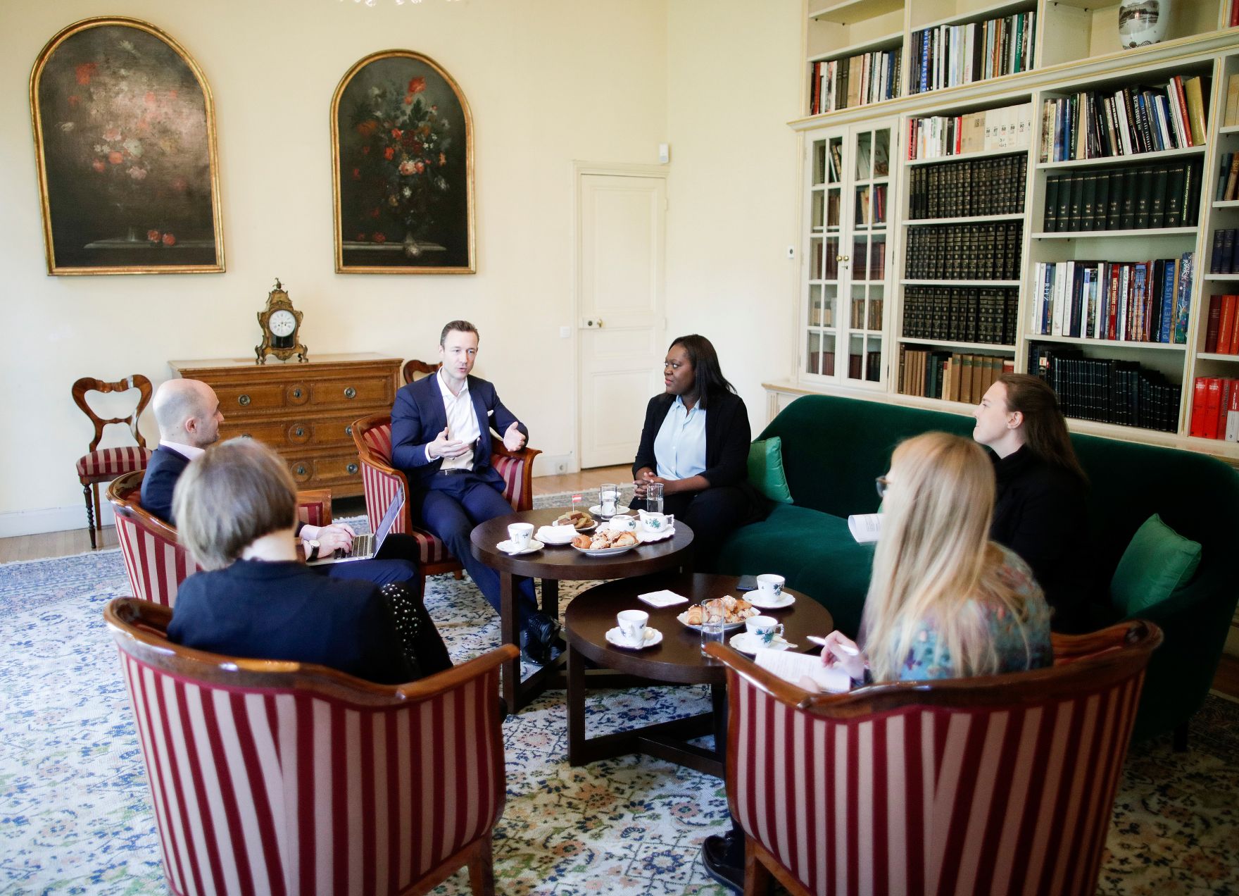 Am 22. M&auml;rz 2019 reiste Bundesminister Gernot Bl&uuml;mel (l.) nach Paris. Im Bild mit Laetitia Avia, Abgeordnete im franz&ouml;sischen Parlament (r.).