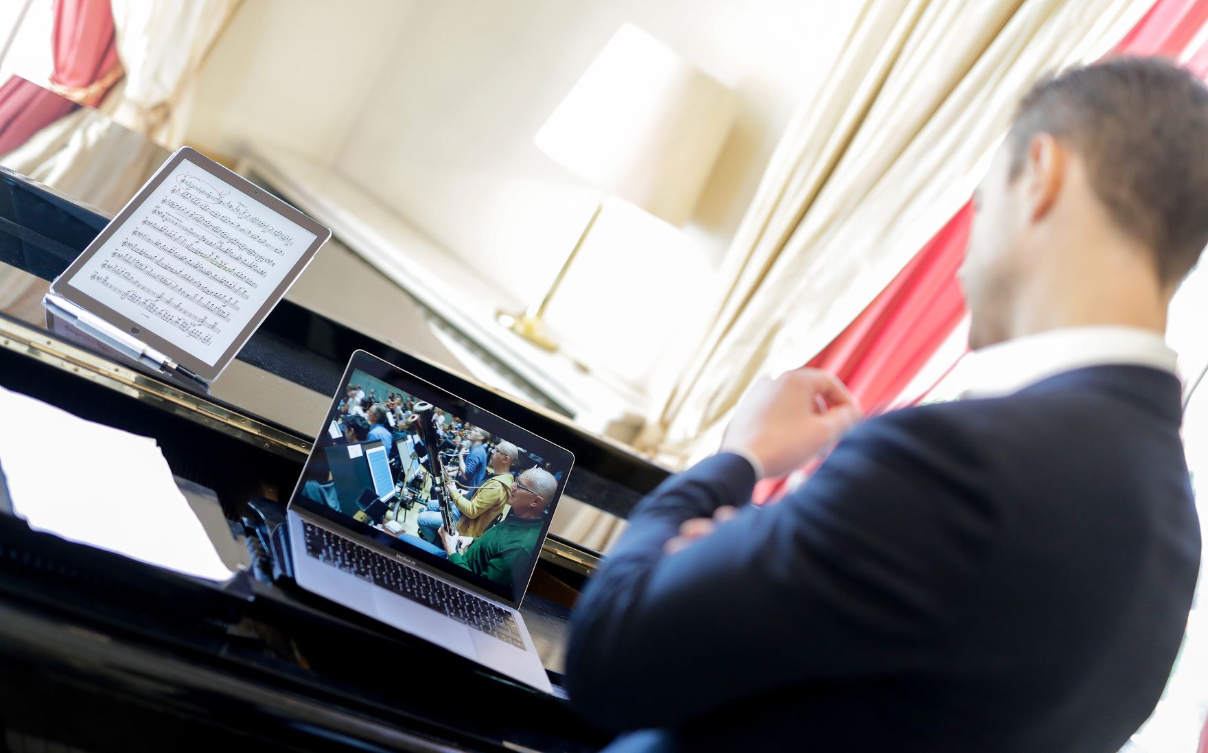 Am 22. M&auml;rz 2019 reiste Bundesminister Gernot Bl&uuml;mel nach Paris. Im Bild bei einem Startup f&uuml;r Notenschrift am iPad.