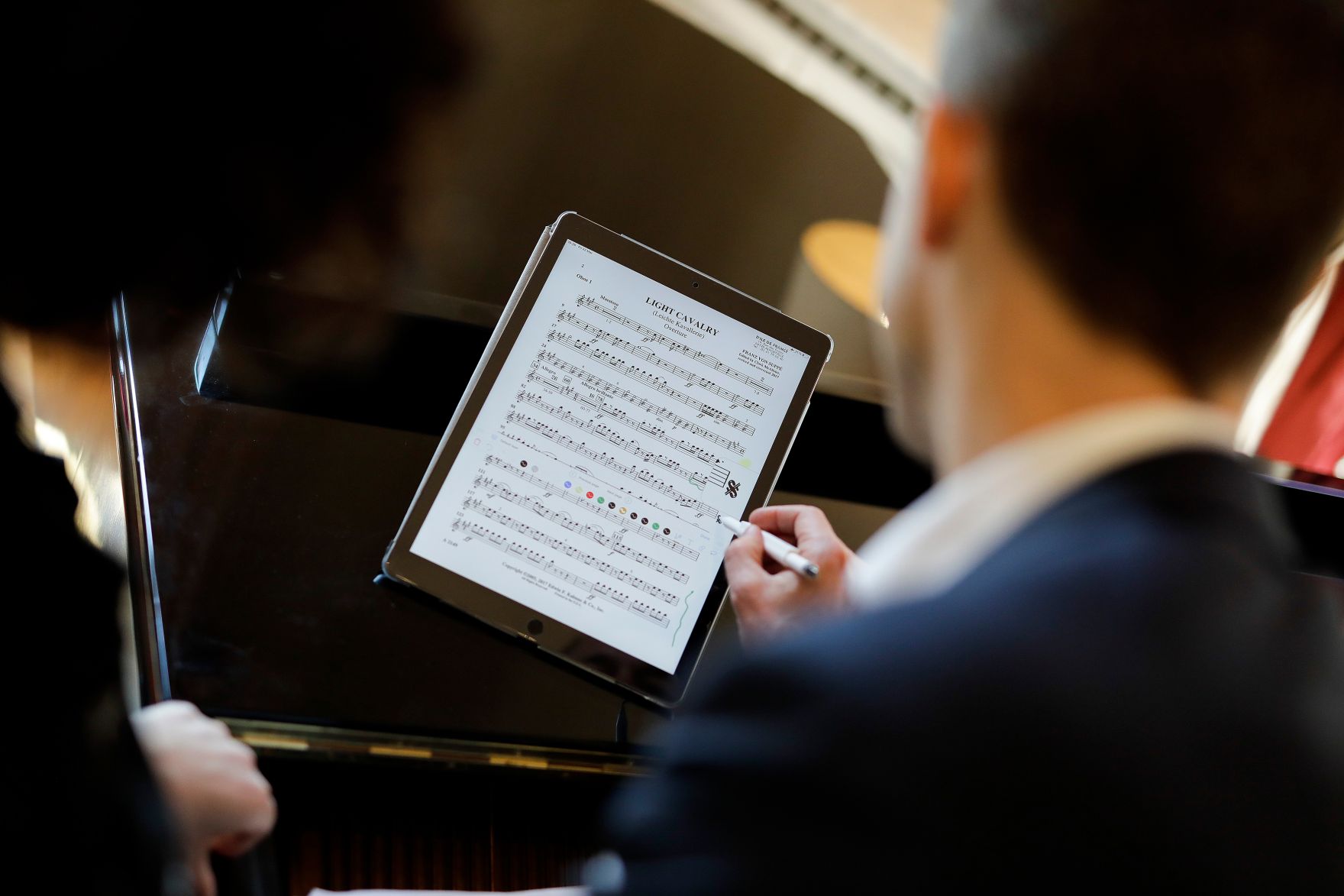 Am 22. M&auml;rz 2019 reiste Bundesminister Gernot Bl&uuml;mel nach Paris. Im Bild bei einem Startup f&uuml;r Notenschrift am iPad.