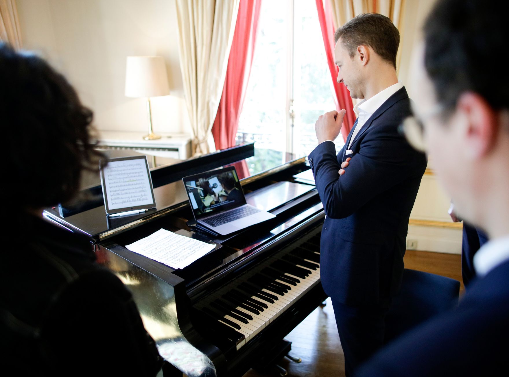 Am 22. M&auml;rz 2019 reiste Bundesminister Gernot Bl&uuml;mel nach Paris. Im Bild mit einem Startup f&uuml;r Noten am iPad.