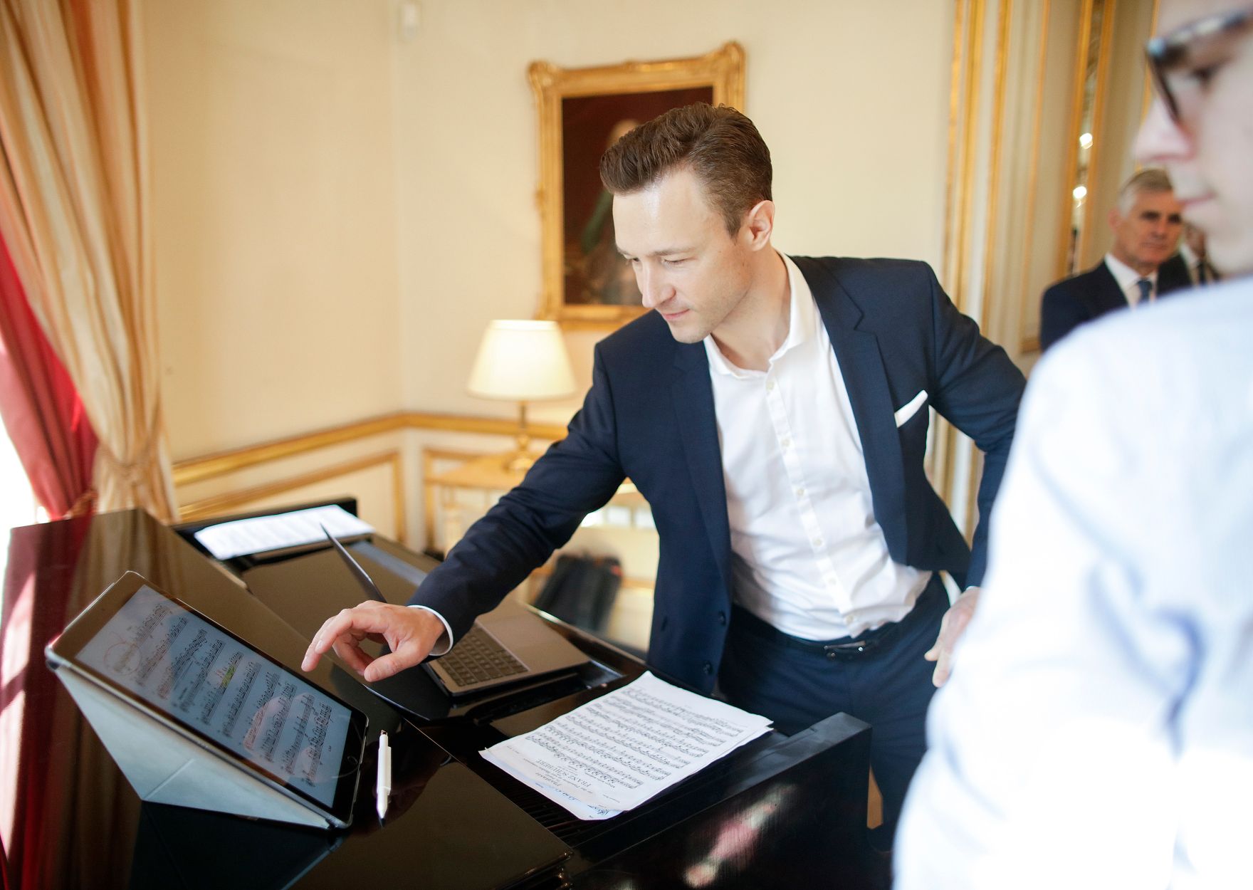 Am 22. M&auml;rz 2019 reiste Bundesminister Gernot Bl&uuml;mel nach Paris. Im Bild mit einem Startup f&uuml;r Noten am iPad.