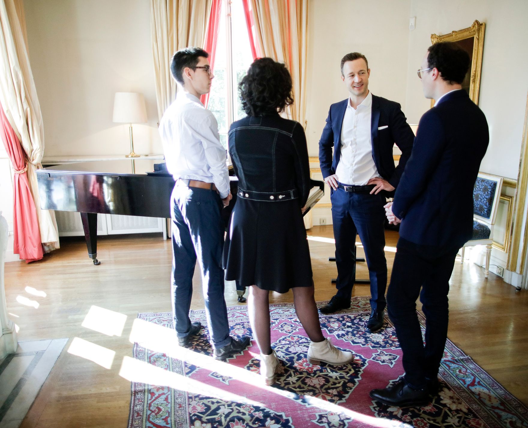 Am 22. M&auml;rz 2019 reiste Bundesminister Gernot Bl&uuml;mel nach Paris. Im Bild mit einem Startup f&uuml;r Noten am iPad.