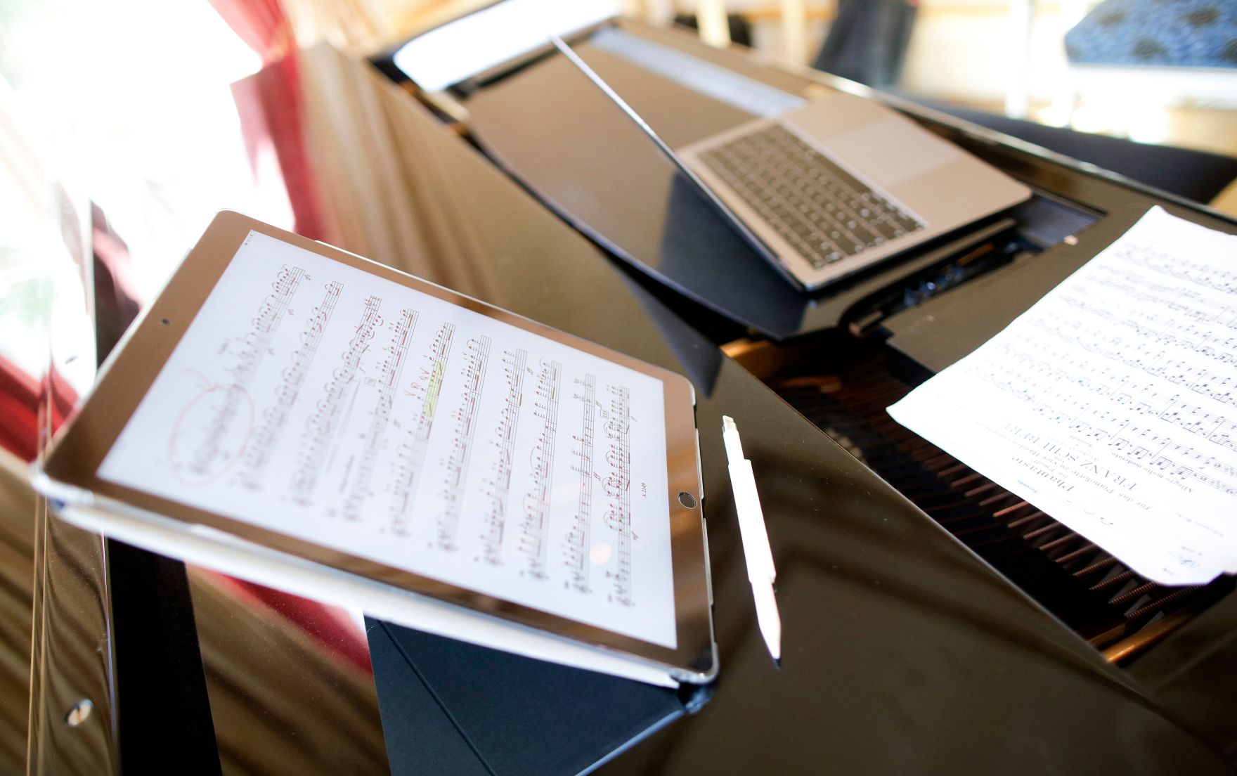 Am 22. M&auml;rz 2019 reiste Bundesminister Gernot Bl&uuml;mel nach Paris. Im Bild mit einem Startup f&uuml;r Noten am iPad.