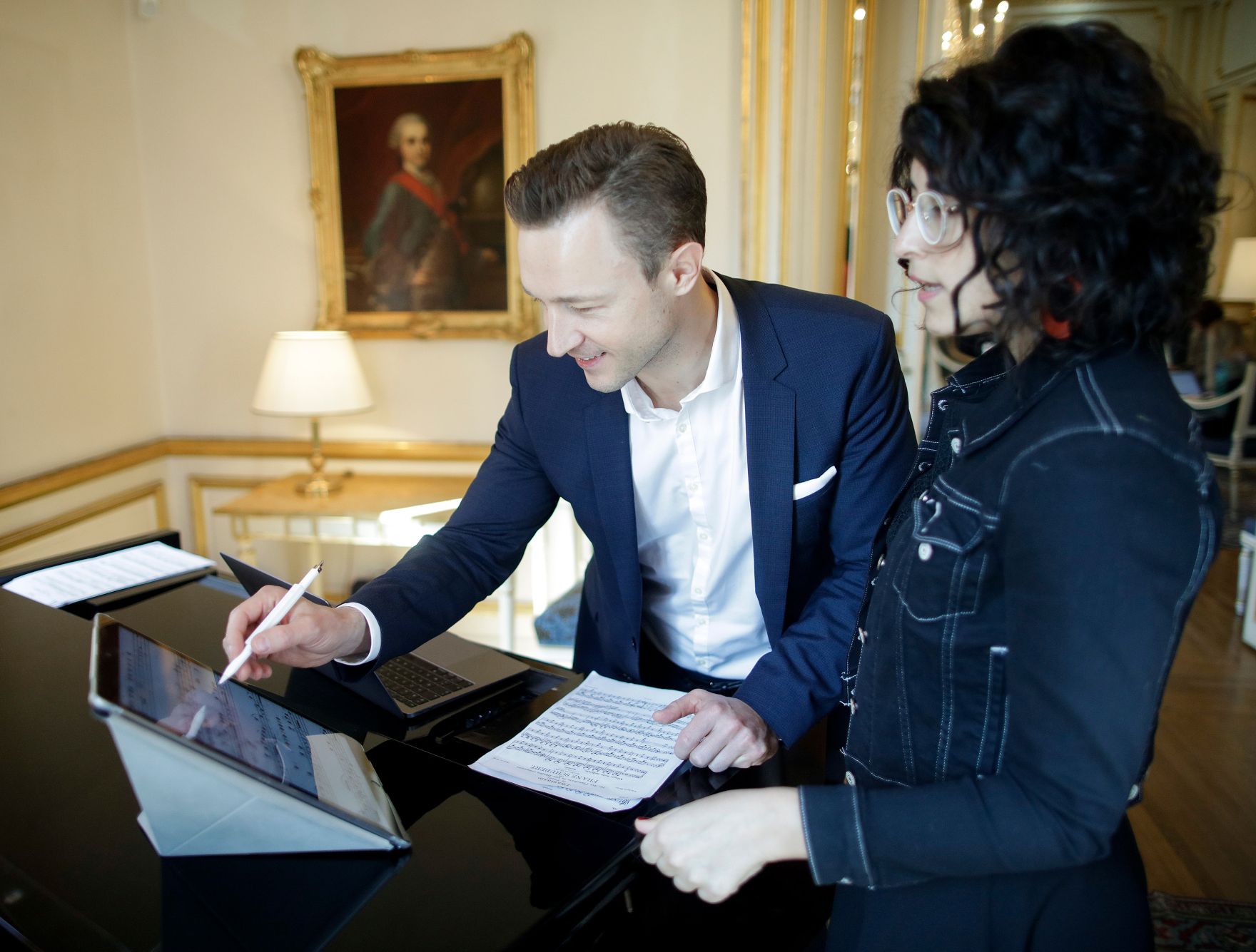 Am 22. M&auml;rz 2019 reiste Bundesminister Gernot Bl&uuml;mel nach Paris. Im Bild mit einem Startup f&uuml;r Noten am iPad.