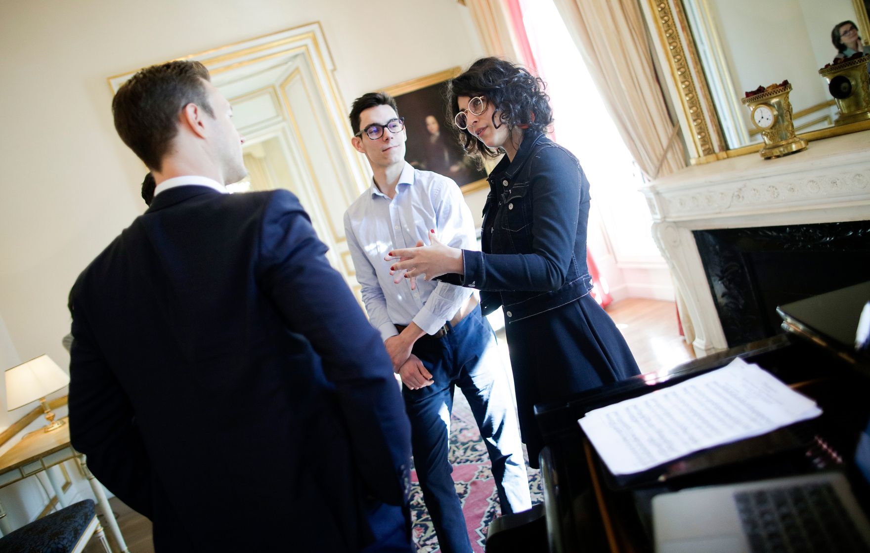 Am 22. M&auml;rz 2019 reiste Bundesminister Gernot Bl&uuml;mel nach Paris. Im Bild mit einem Startup f&uuml;r Noten am iPad.