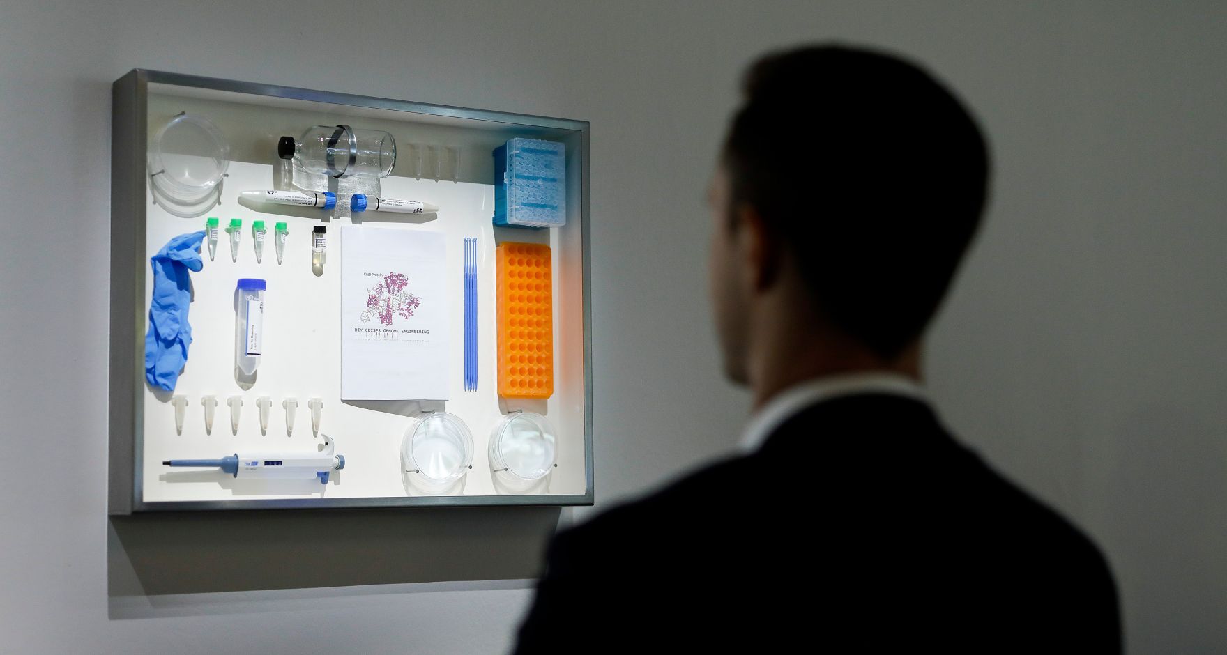 Am 22. M&auml;rz 2019 reiste Bundesminister Gernot Bl&uuml;mel nach Paris. Im Bild beim Besuch der Ausstellung &quot;La Fabrique du vivant: Mutations / Cr&eacute;ations 3&quot;