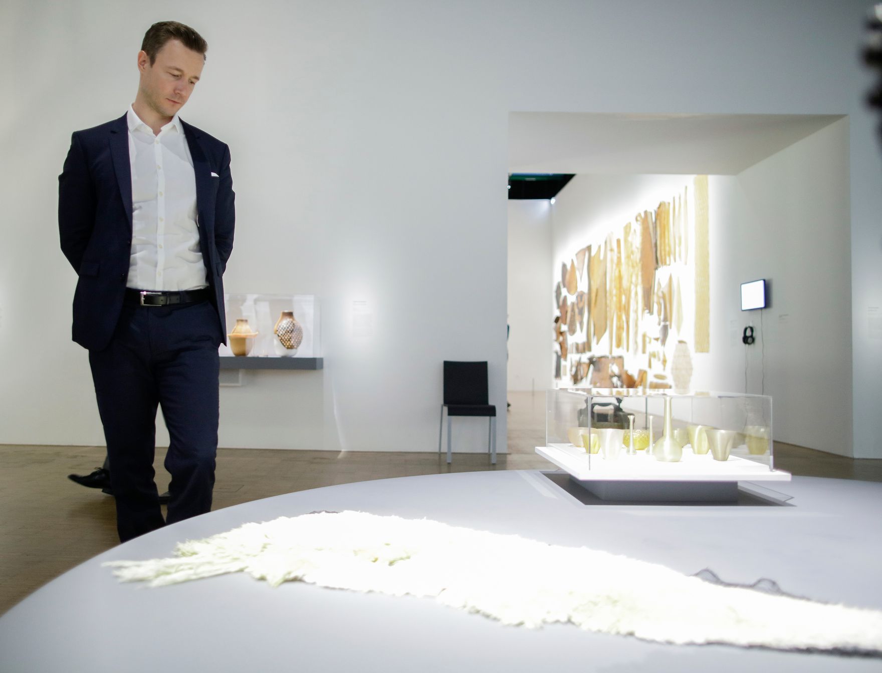 Am 22. M&auml;rz 2019 reiste Bundesminister Gernot Bl&uuml;mel nach Paris. Im Bild beim Besuch der Ausstellung &quot;La Fabrique du vivant: Mutations / Cr&eacute;ations 3&quot;