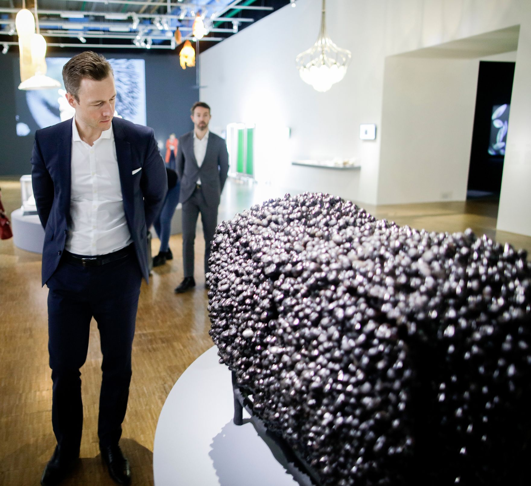 Am 22. M&auml;rz 2019 reiste Bundesminister Gernot Bl&uuml;mel nach Paris. Im Bild beim Besuch der Ausstellung &quot;La Fabrique du vivant: Mutations / Cr&eacute;ations 3&quot;