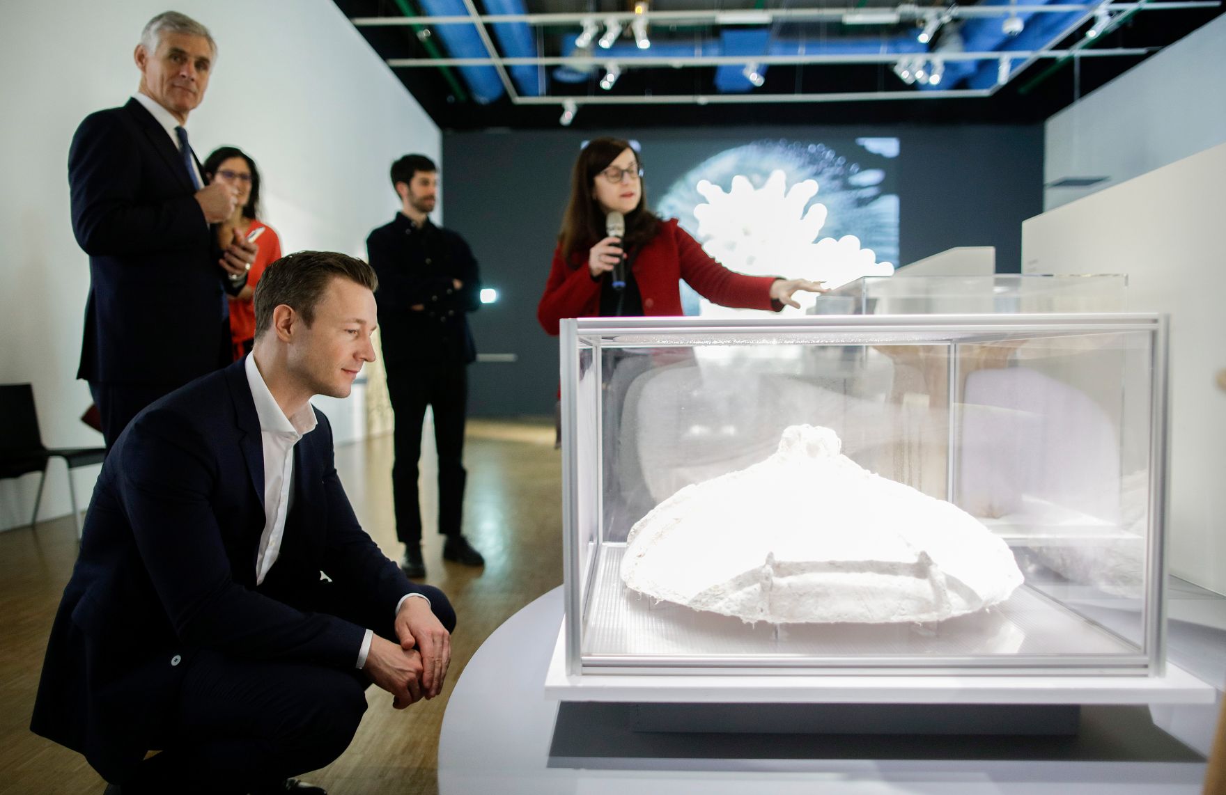 Am 22. M&auml;rz 2019 reiste Bundesminister Gernot Bl&uuml;mel nach Paris. Im Bild beim Besuch der Ausstellung &quot;La Fabrique du vivant: Mutations / Cr&eacute;ations 3&quot;