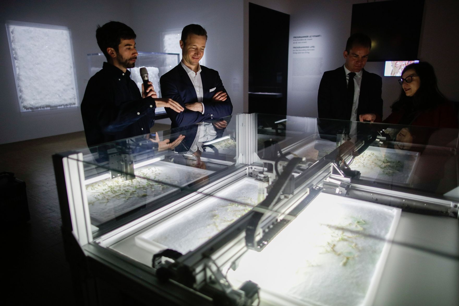 Am 22. M&auml;rz 2019 reiste Bundesminister Gernot Bl&uuml;mel nach Paris. Im Bild beim Besuch der Ausstellung &quot;La Fabrique du vivant: Mutations / Cr&eacute;ations 3&quot;