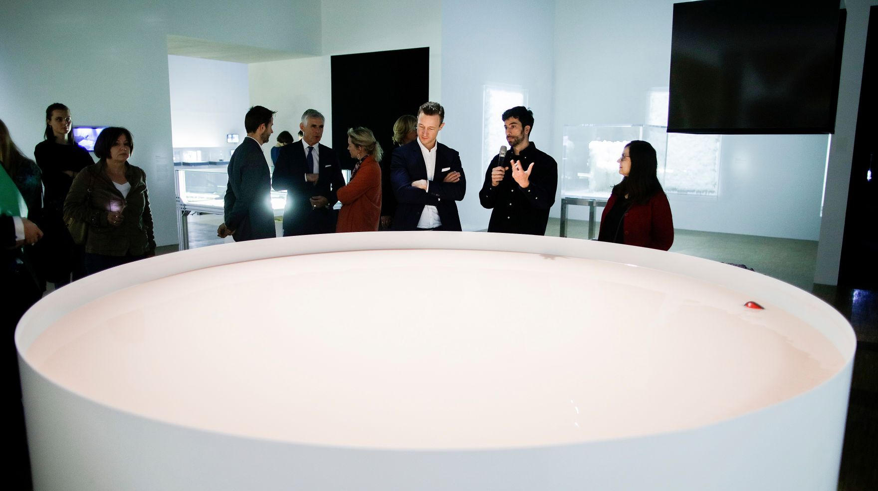 Am 22. M&auml;rz 2019 reiste Bundesminister Gernot Bl&uuml;mel nach Paris. Im Bild beim Besuch der Ausstellung &quot;La Fabrique du vivant: Mutations / Cr&eacute;ations 3&quot;