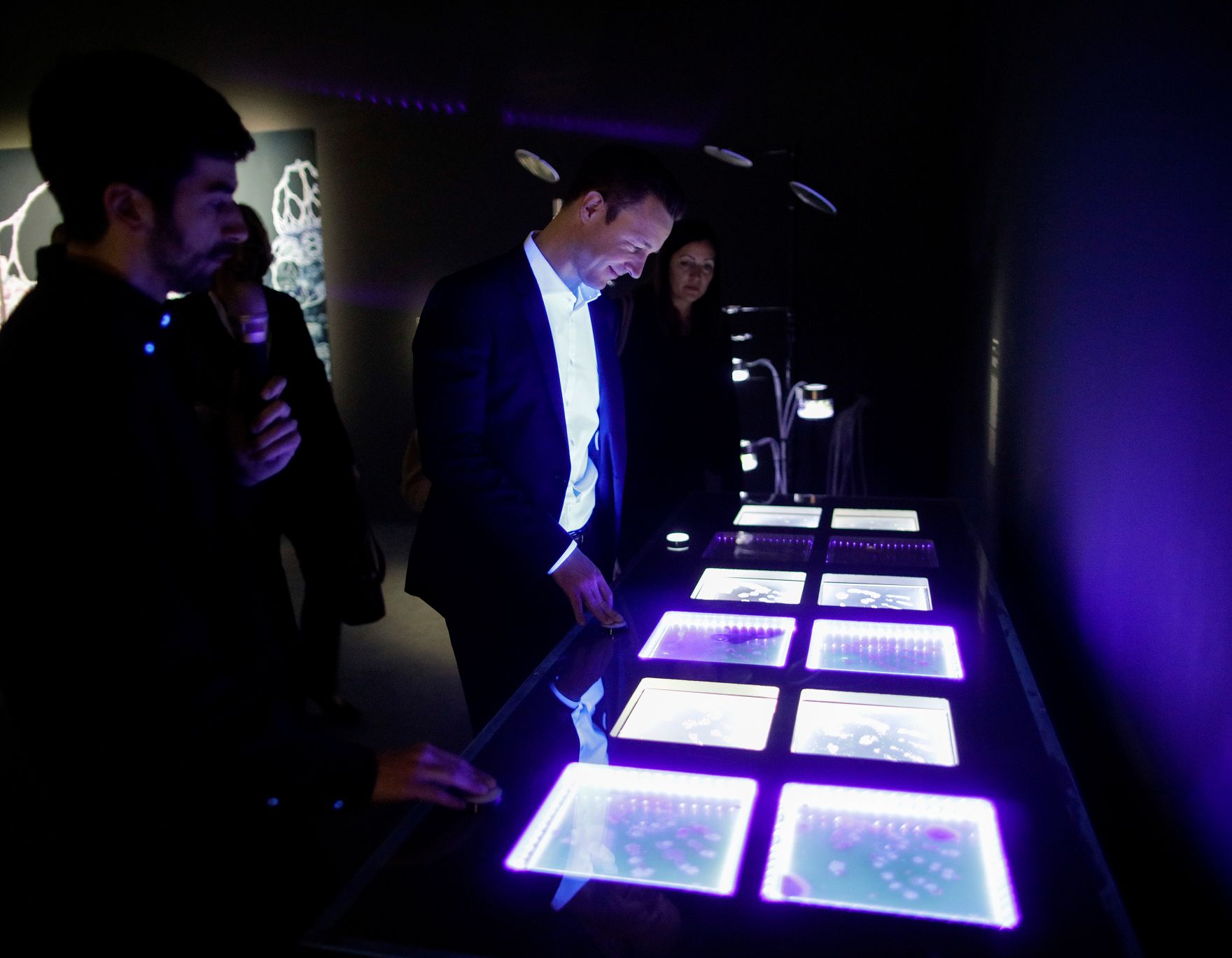 Am 22. M&auml;rz 2019 reiste Bundesminister Gernot Bl&uuml;mel nach Paris. Im Bild beim Besuch der Ausstellung &quot;La Fabrique du vivant: Mutations / Cr&eacute;ations 3&quot;