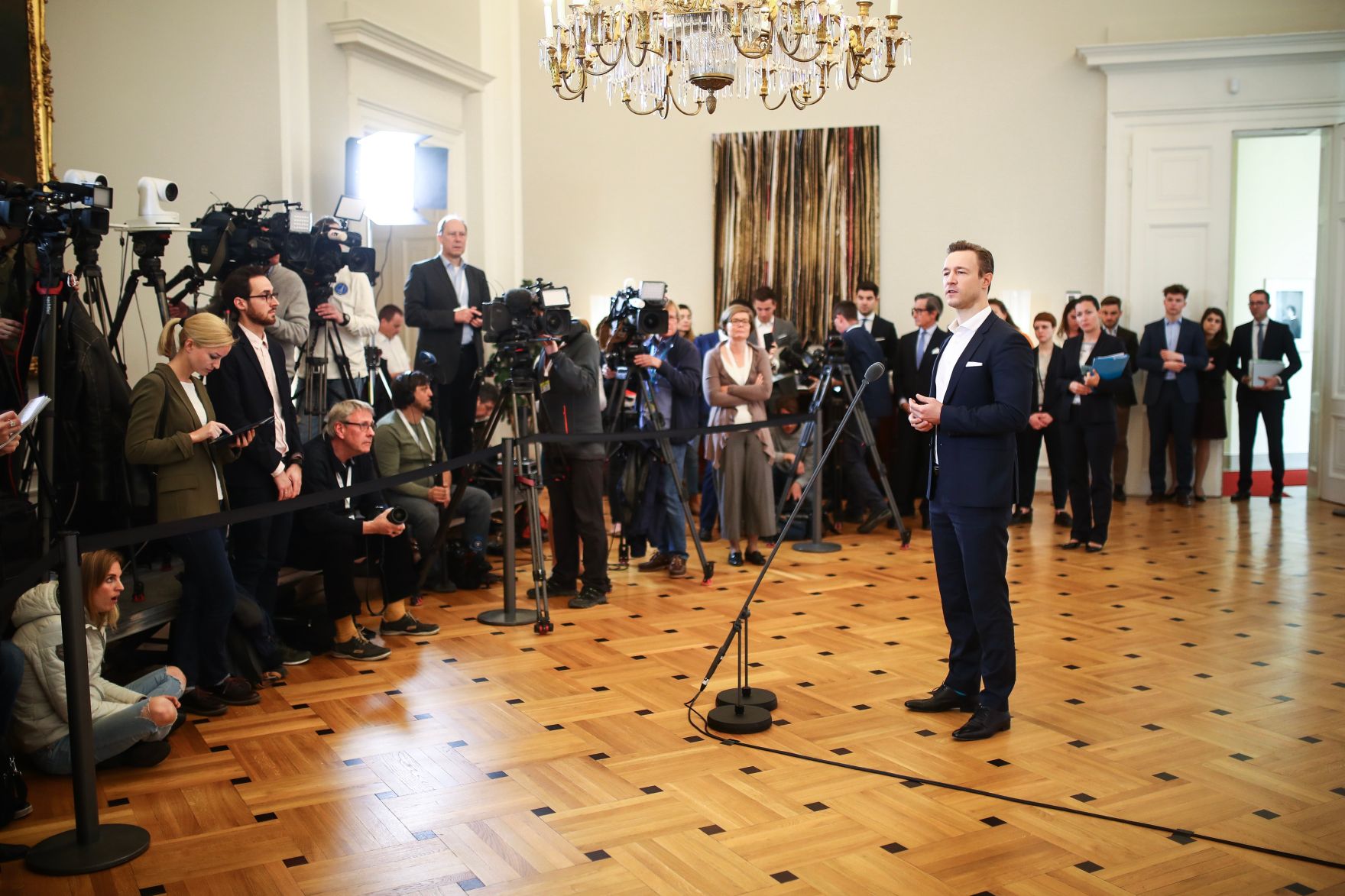 Bundesminister Gernot Bl&uuml;mel (im Bild) beim Pressestatement vor dem Ministerrat am 03. April 2019.