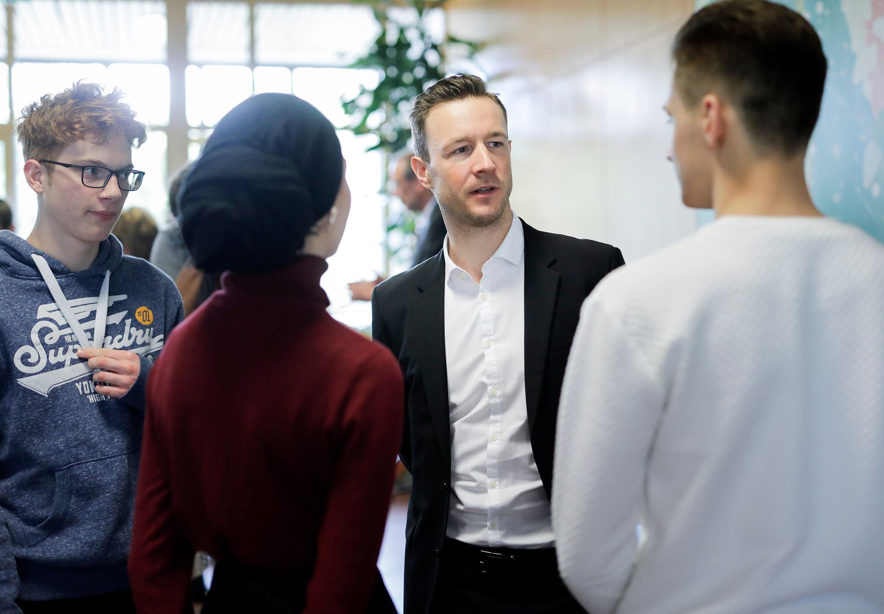 Am 29. April 2019 fand eine Diskussionsveranstaltung mit Sch&uuml;lerinnen und Sch&uuml;lern der HTL Ungargasse zu 25 Jahren Volksabstimmung mit Bundesminister Gernot Bl&uuml;mel und Bundesminister Heinz Fa&szlig;mann statt.