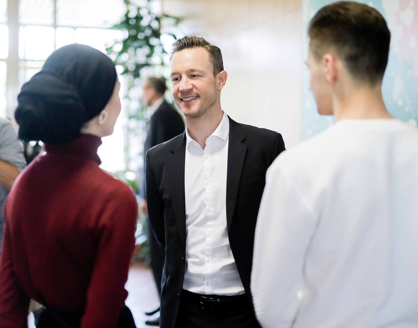 Am 29. April 2019 fand eine Diskussionsveranstaltung mit Sch&uuml;lerinnen und Sch&uuml;lern der HTL Ungargasse zu 25 Jahren Volksabstimmung mit Bundesminister Gernot Bl&uuml;mel (m.) und Bundesminister Heinz Fa&szlig;mann statt.