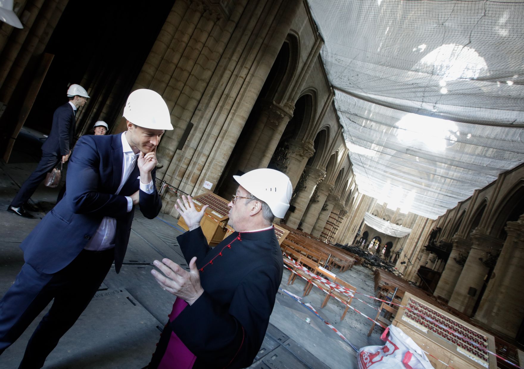 Am 3. Mai 2019 reiste Bundesminister Gernot Bl&uuml;mel (l.) anl&auml;sslich eines Arbeitsbesuchs nach Paris. Im Bild mit dem Erzpriester und Domdekan der Kathedrale Notre-Dame de Paris Patrick Chauvet (r.) beim Besuch der Kathedrale Notre-Dame de Paris.