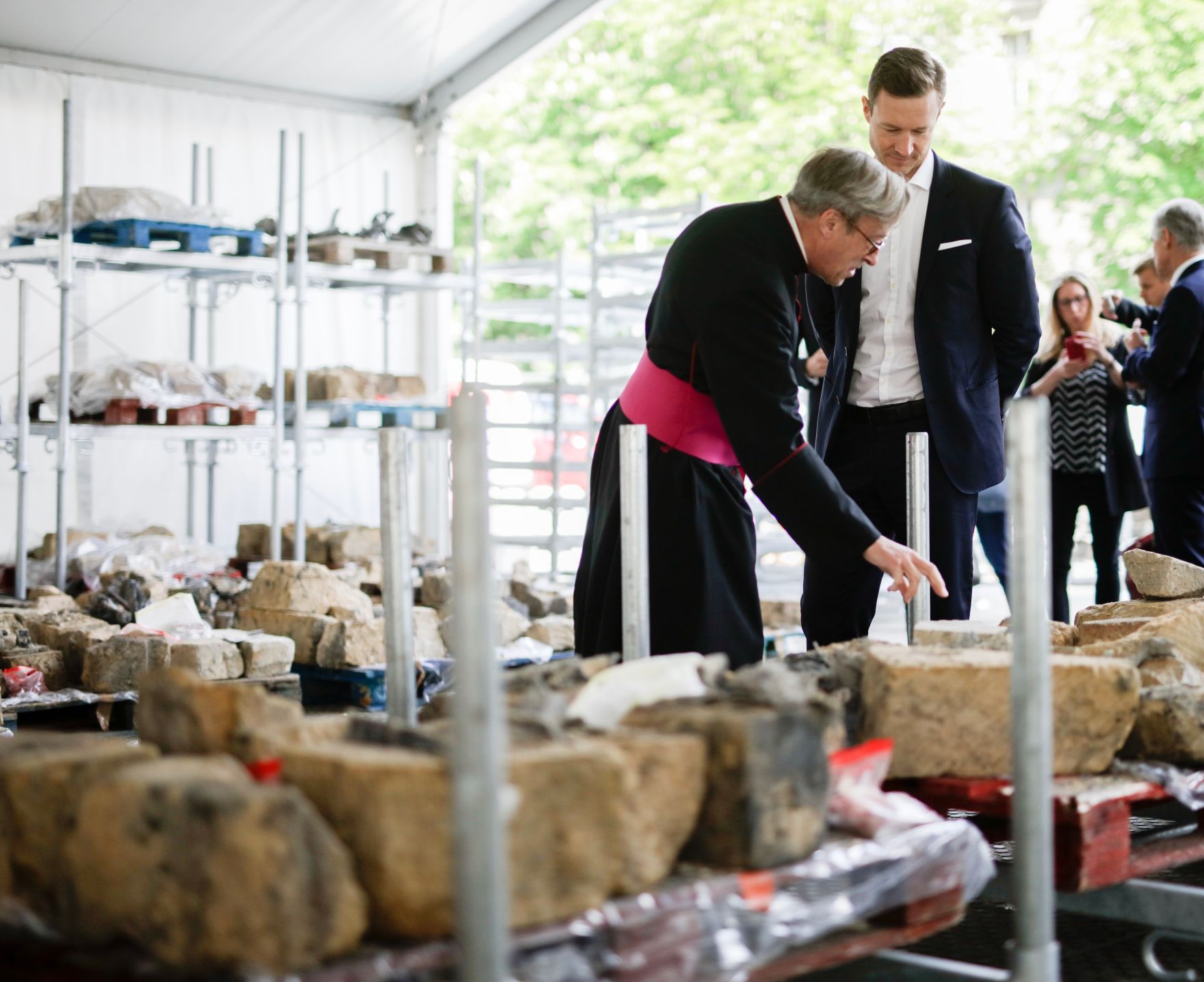 Am 3. Mai 2019 reiste Bundesminister Gernot Bl&uuml;mel (r.) anl&auml;sslich eines Arbeitsbesuchs nach Paris. Im Bild mit dem Erzpriester und Domdekan der Kathedrale Notre-Dame de Paris Patrick Chauvet (l.) beim Besuch der Kathedrale Notre-Dame de Paris.