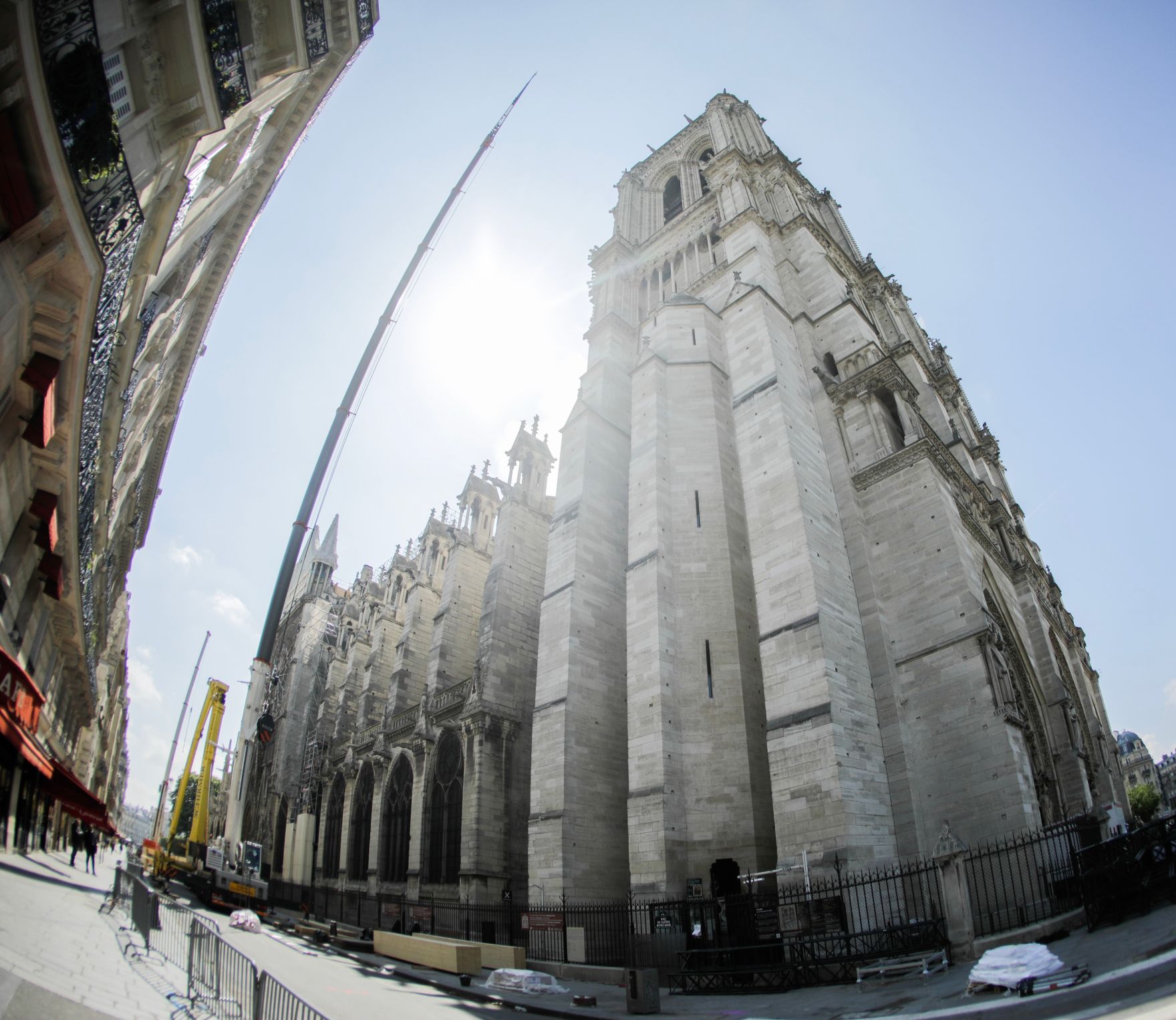 Am 3. Mai 2019 reiste Bundesminister Gernot Bl&uuml;mel anl&auml;sslich eines Arbeitsbesuchs nach Paris. Im Bild beim Besuch der Kathedrale Notre-Dame de Paris.