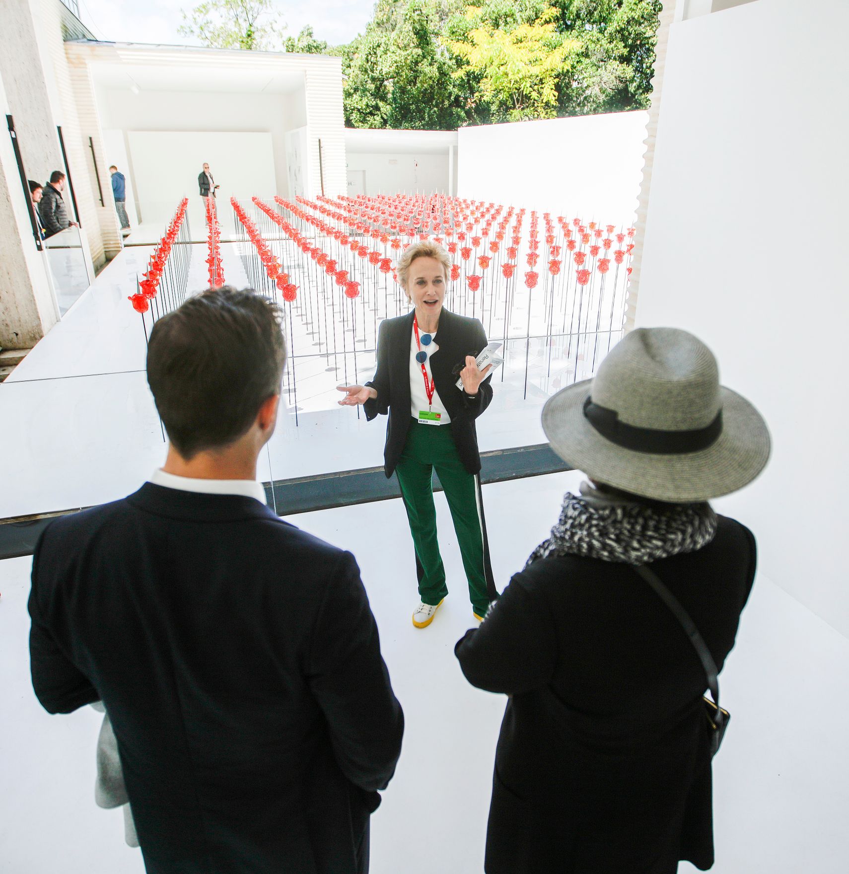 Am 09. Mai 2019 reiste Bundesminister Gernot Bl&uuml;mel (l.) anl&auml;sslich der Ausstellungser&ouml;ffnung im &Ouml;sterreich Pavillon auf der 58. Internationalen Kunstausstellung &quot;La Biennale di Venezia&quot; nach Venedig. Im Bild mit der K&uuml;nstlerin Renate Bertlmann (r.) und der Kuratorin Felicitas Thun-Hohenstein (m.).