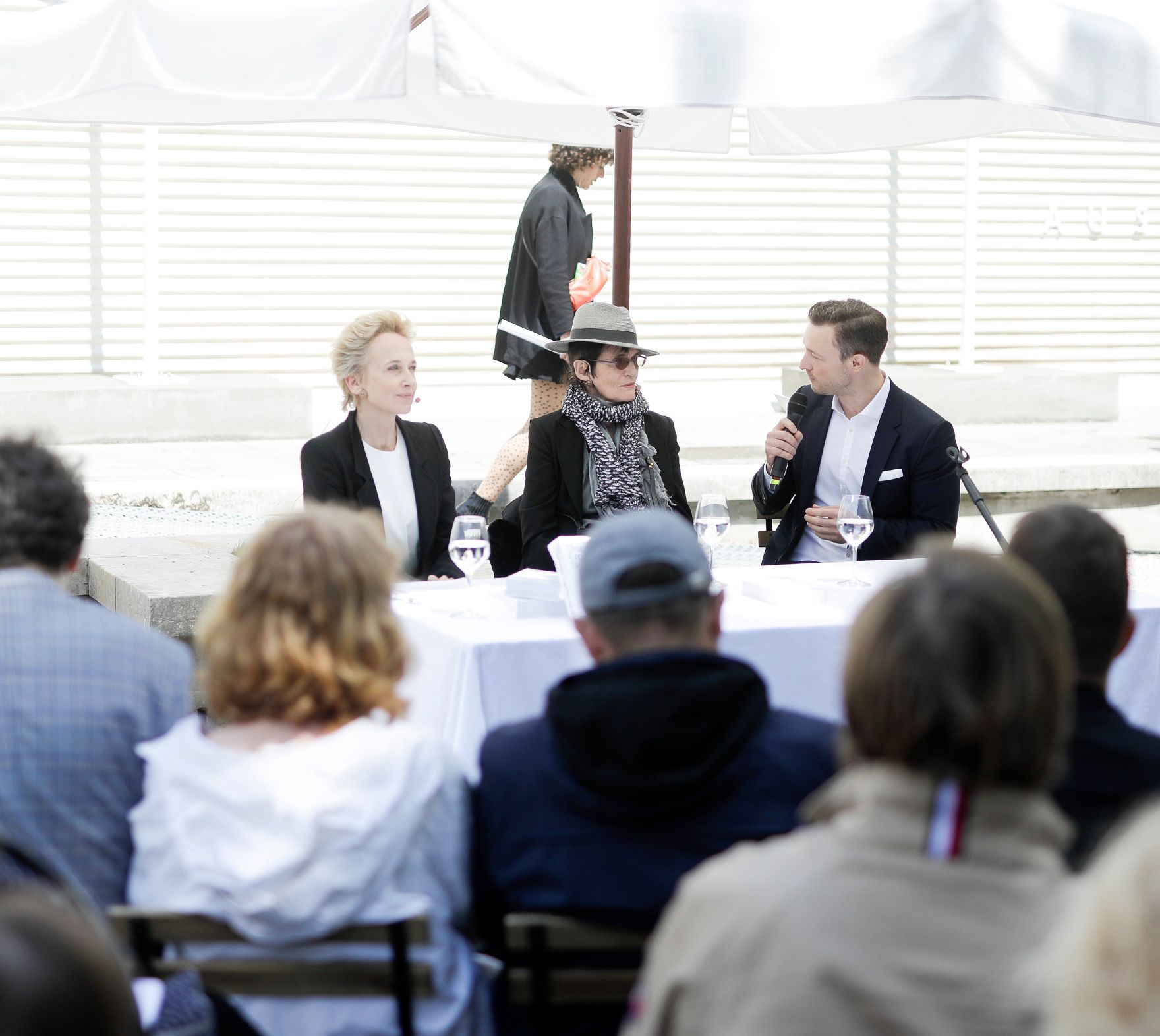 Am 09. Mai 2019 reiste Bundesminister Gernot Bl&uuml;mel (r.) anl&auml;sslich der Ausstellungser&ouml;ffnung im &Ouml;sterreich Pavillon auf der 58. Internationalen Kunstausstellung &quot;La Biennale di Venezia&quot; nach Venedig. Im Bild mit der K&uuml;nstlerin Renate Bertlmann (m.) und der Kuratorin Felicitas Thun-Hohenstein (l.).
