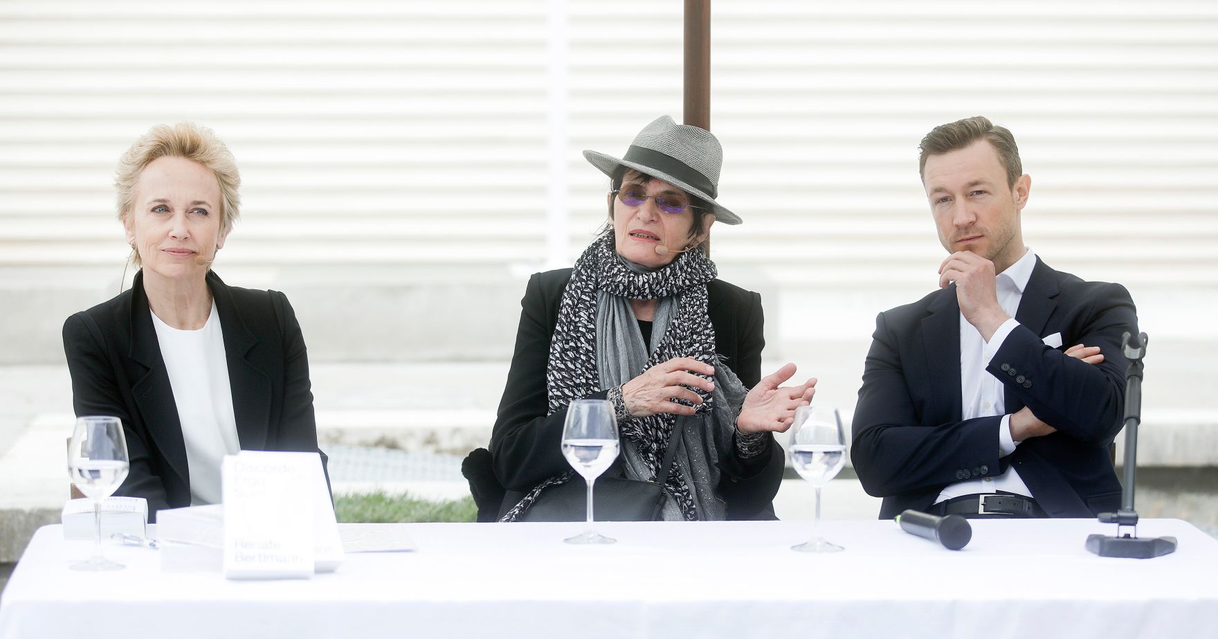 Am 09. Mai 2019 reiste Bundesminister Gernot Bl&uuml;mel (r.) anl&auml;sslich der Ausstellungser&ouml;ffnung im &Ouml;sterreich Pavillon auf der 58. Internationalen Kunstausstellung &quot;La Biennale di Venezia&quot; nach Venedig. Im Bild mit der K&uuml;nstlerin Renate Bertlmann (m.) und der Kuratorin Felicitas Thun-Hohenstein (l.).