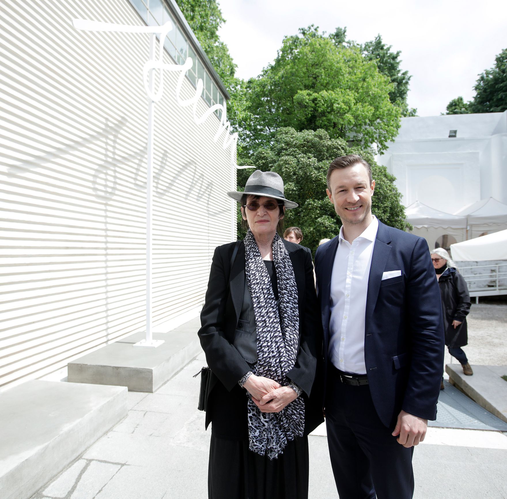 Am 09. Mai 2019 reiste Bundesminister Gernot Bl&uuml;mel (r.) anl&auml;sslich der Ausstellungser&ouml;ffnung im &Ouml;sterreich Pavillon auf der 58. Internationalen Kunstausstellung &quot;La Biennale di Venezia&quot; nach Venedig. Im Bild mit der K&uuml;nstlerin Renate Bertlmann (l.).