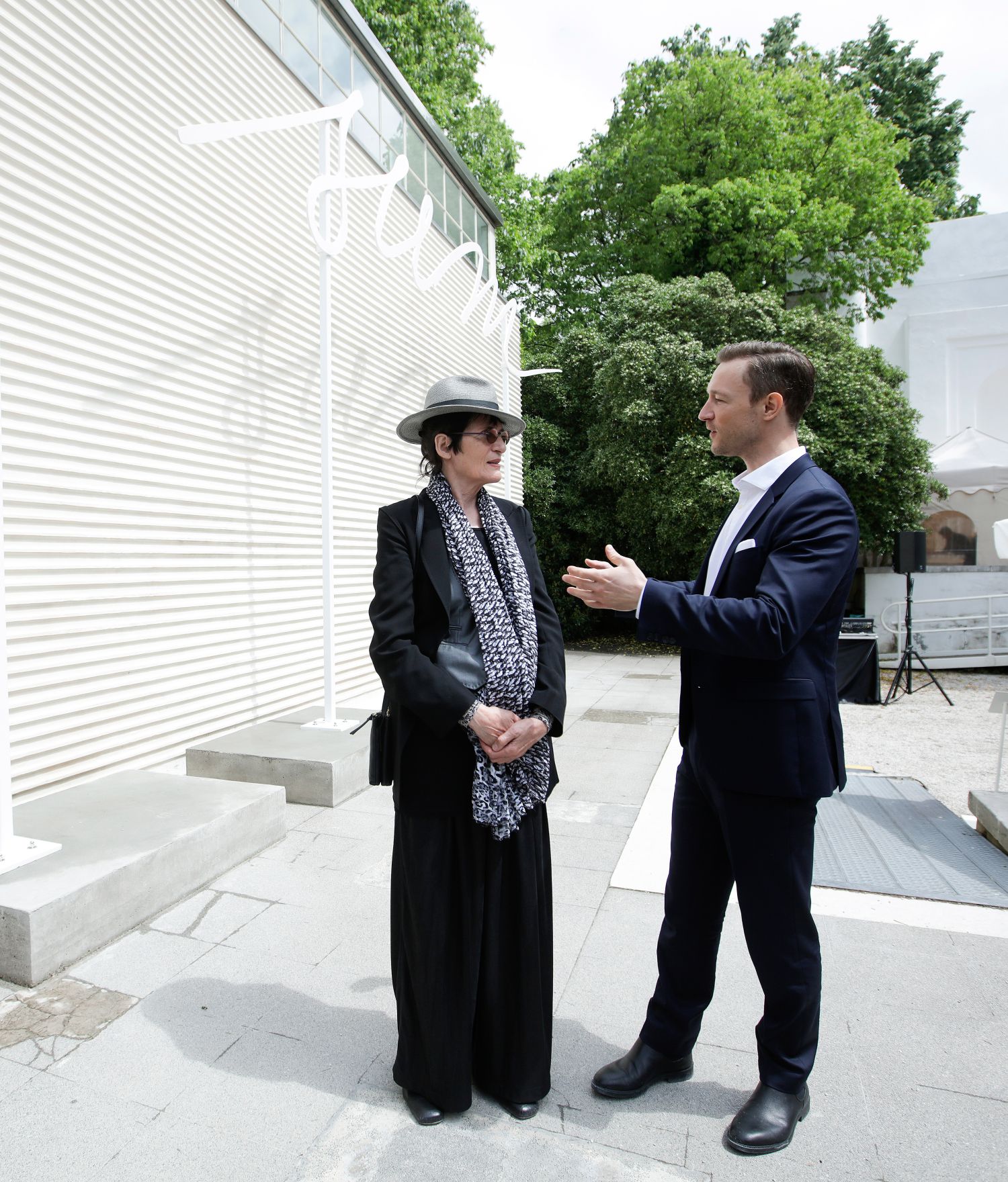 Am 09. Mai 2019 reiste Bundesminister Gernot Bl&uuml;mel (r.) anl&auml;sslich der Ausstellungser&ouml;ffnung im &Ouml;sterreich Pavillon auf der 58. Internationalen Kunstausstellung &quot;La Biennale di Venezia&quot; nach Venedig. Im Bild mit der K&uuml;nstlerin Renate Bertlmann (l.).