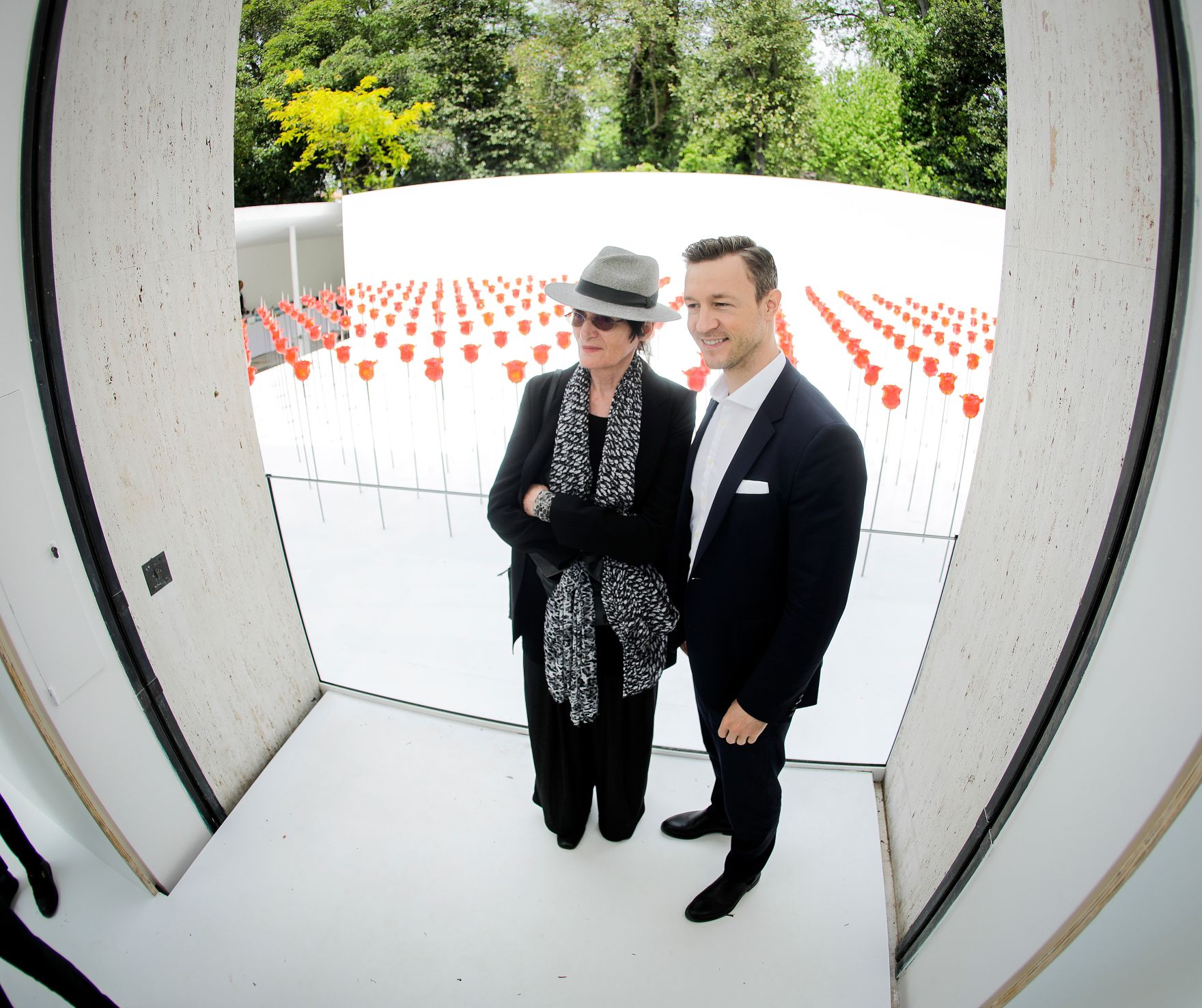 Am 09. Mai 2019 reiste Bundesminister Gernot Bl&uuml;mel (r.) anl&auml;sslich der Ausstellungser&ouml;ffnung im &Ouml;sterreich Pavillon auf der 58. Internationalen Kunstausstellung &quot;La Biennale di Venezia&quot; nach Venedig. Im Bild mit der K&uuml;nstlerin Renate Bertlmann (l.).