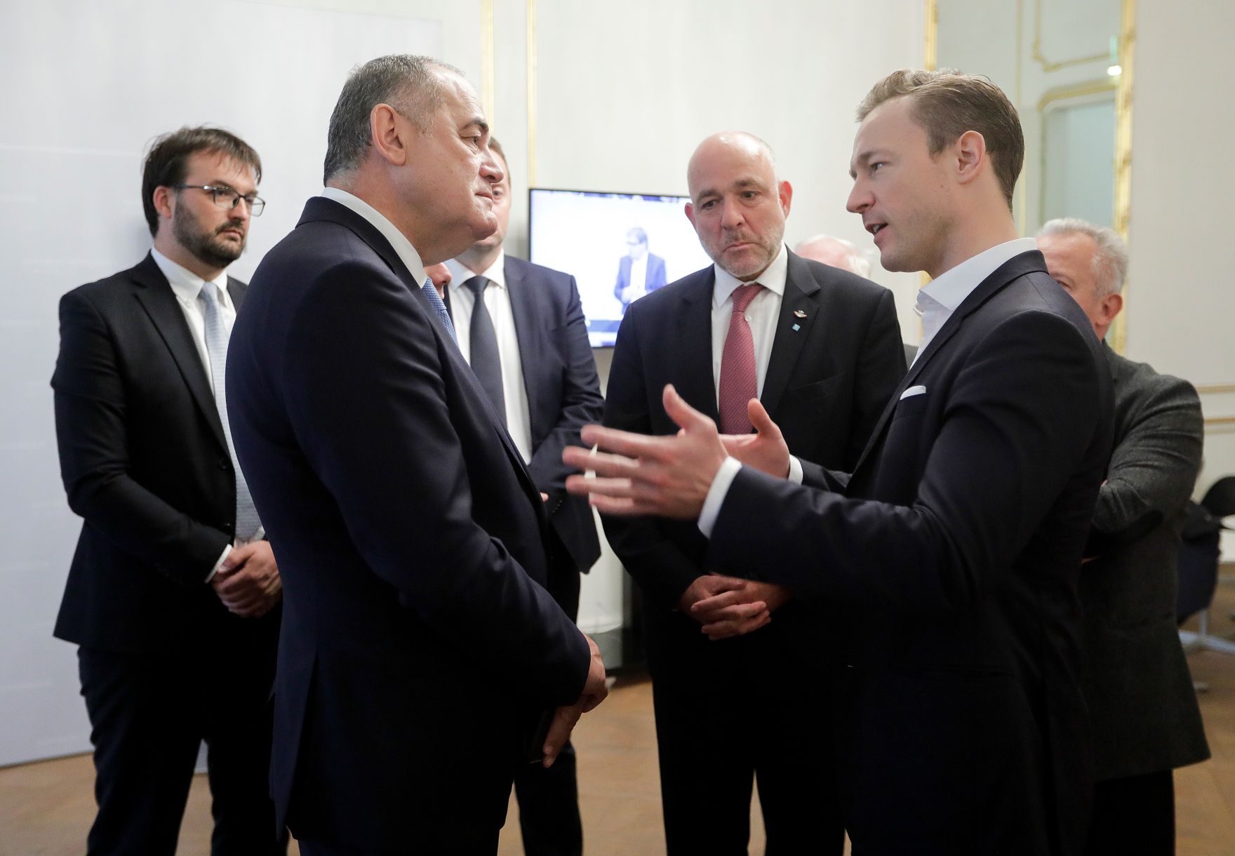 Am 15. Mai 2019 empfing Bundesminister Gernot Bl&uuml;mel (r.) den montenegrinischen Vizepremier Milutin Simovic (l.) zu einem Gespr&auml;ch.