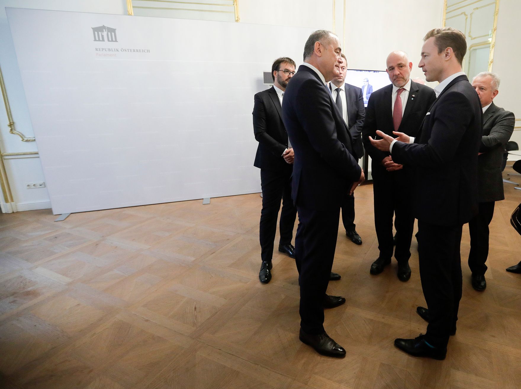 Am 15. Mai 2019 empfing Bundesminister Gernot Bl&uuml;mel (r.) den montenegrinischen Vizepremier Milutin Simovic (l.) zu einem Gespr&auml;ch.