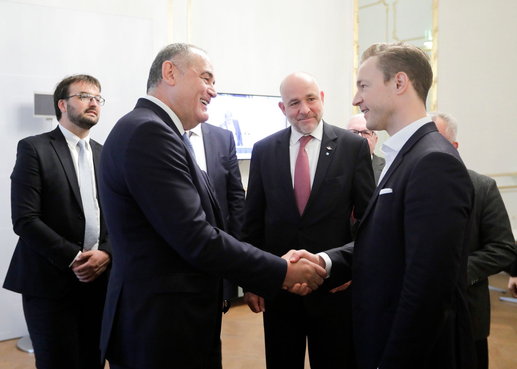Am 15. Mai 2019 empfing Bundesminister Gernot Bl&uuml;mel (r.) den montenegrinischen Vizepremier Milutin Simovic (l.) zu einem Gespr&auml;ch.