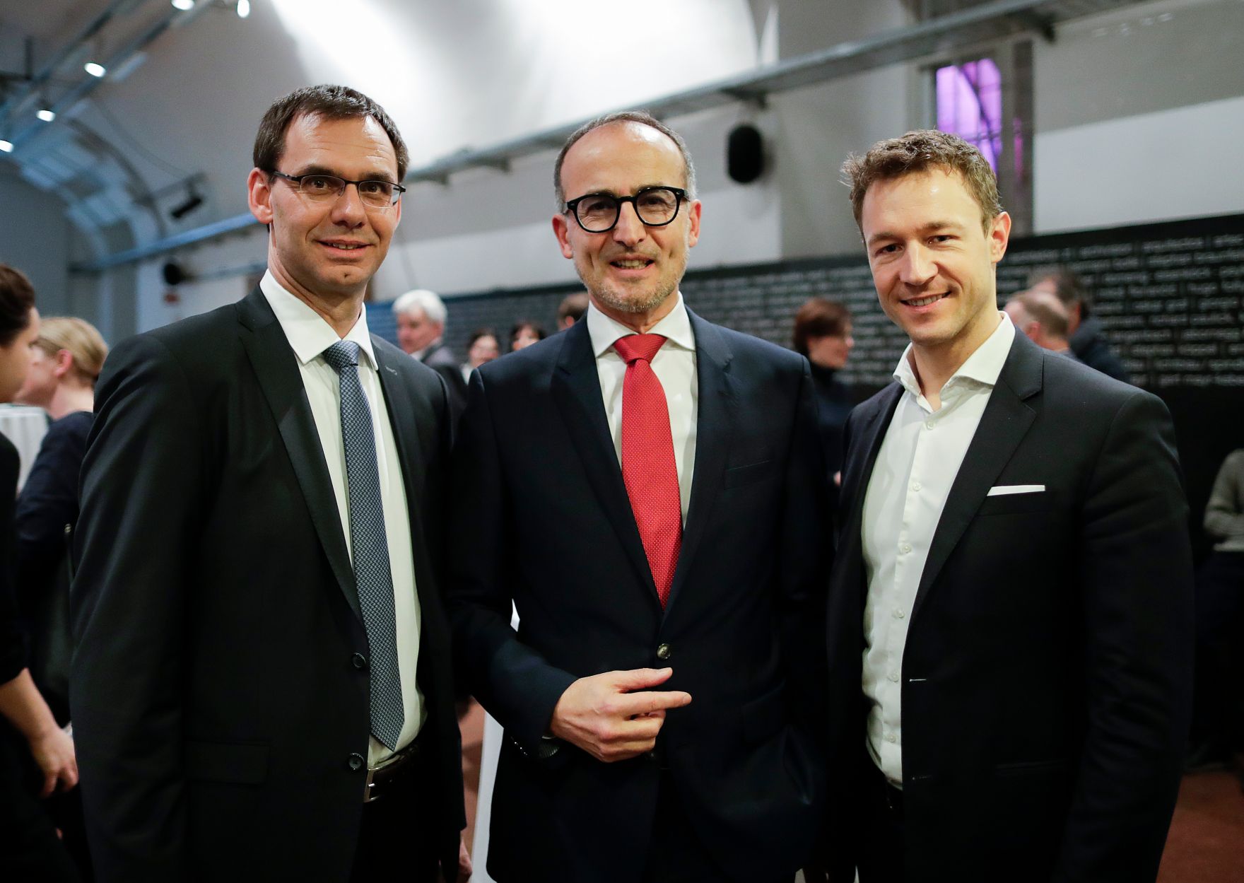 Am 23. Februar 2018 &uuml;berreichte Bundesminister Gernot Bl&uuml;mel (r.) die Urkunde, mit der Tobias Natter (m.) der Berufstitel Professor verliehen wurde. Im Bild mit Landeshauptmann Markus Wallner (l.).