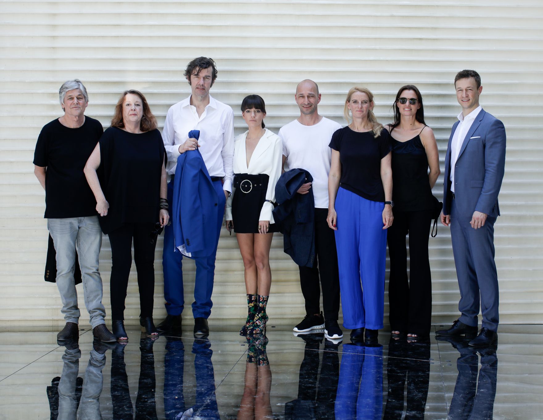 Am 24. Mai 2018 reiste Bundesminister Gernot Bl&uuml;mel (r.) anl&auml;sslich der Ausstellungser&ouml;ffnung im &Ouml;sterreich Pavillon auf der 16. Internationalen Architekturausstellung "La Biennale di Venezia" nach Venedig. Im Bild mit den Grafikdesignern Jessica Walsh (4.v.l.) und Stefan Sagmeister (3.v.l.), den Architekten Dieter Henke (l.) und Marta Schreieck (2.v.l.), Frank Ludin (4.v.r.), Kathrin Aste (3.v.r.), und der Kommiss&auml;rin und Kuratorin Verena Konrad (2.v.r.).