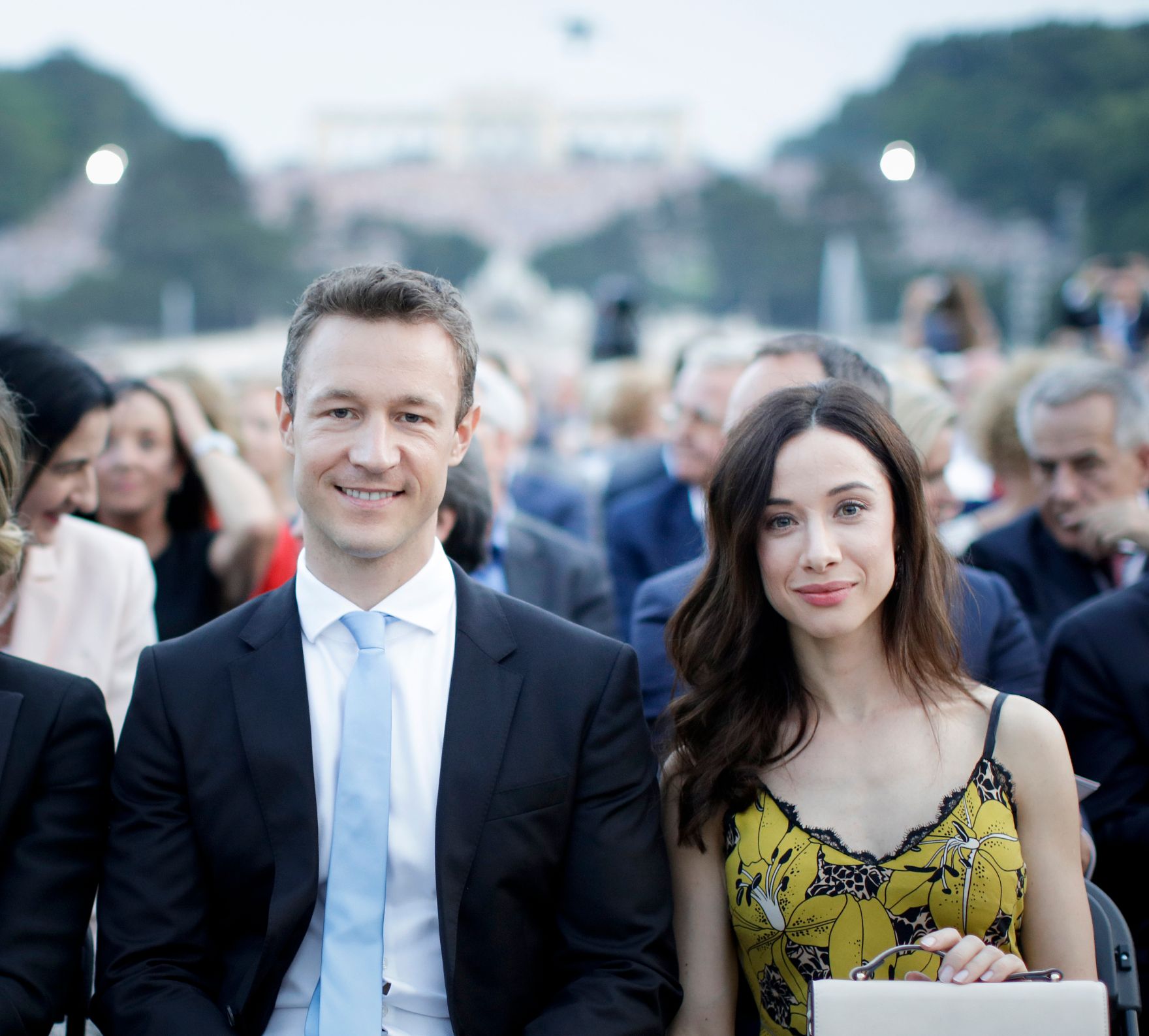 Am 31. Mai 2018 besuchte Bundesminister Gernot Bl&uuml;mel (l.) das Sommernachtskonzert der Wiener Philharmoniker in Sch&ouml;nbrunn. Im Bild mit Clivia Treidl (r.).