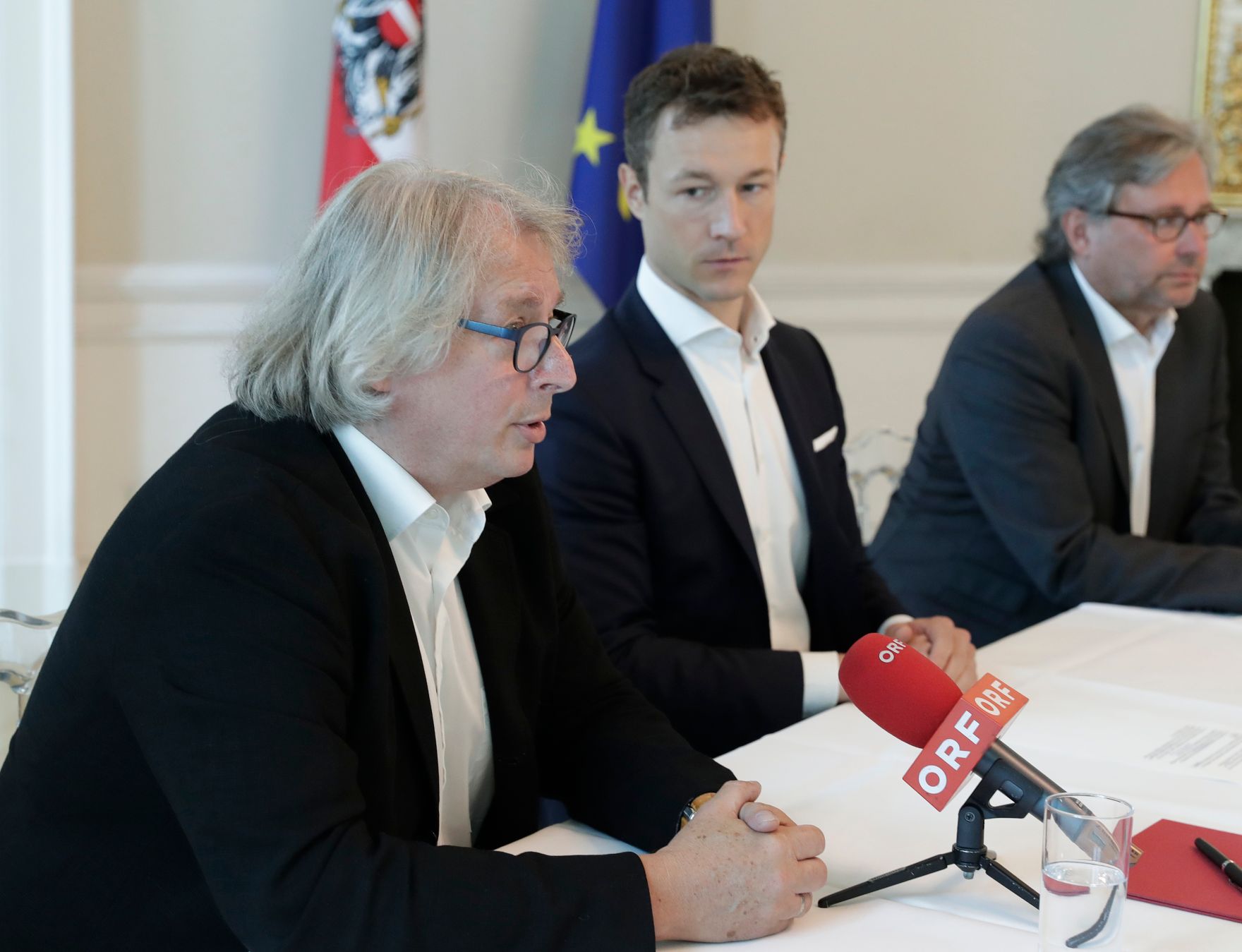 Am 4. Juni 2018 nahm Bundesminister Gernot Bl&uuml;mel (m.) am Treffen von Vertretern der &ouml;sterreichischen Film- und TV-Wirtschaft im Rahmen der Budgetzusage des &Ouml;sterreichischen Rundfunks teil. Im Bild mit dem ORF-Generaldirektor Alexander Wrabetz (r.) und dem Produzenten Danny Krausz (l.).