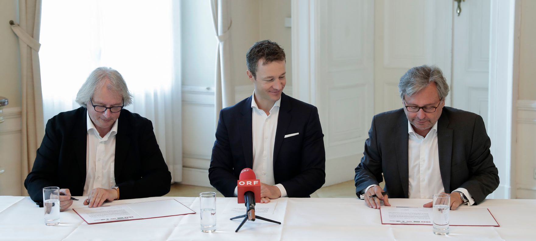 Am 4. Juni 2018 nahm Bundesminister Gernot Bl&uuml;mel (m.) am Treffen von Vertretern der &ouml;sterreichischen Film- und TV-Wirtschaft im Rahmen der Budgetzusage des &Ouml;sterreichischen Rundfunks teil. Im Bild mit dem ORF-Generaldirektor Alexander Wrabetz (r.) und dem Produzenten Danny Krausz (l.).