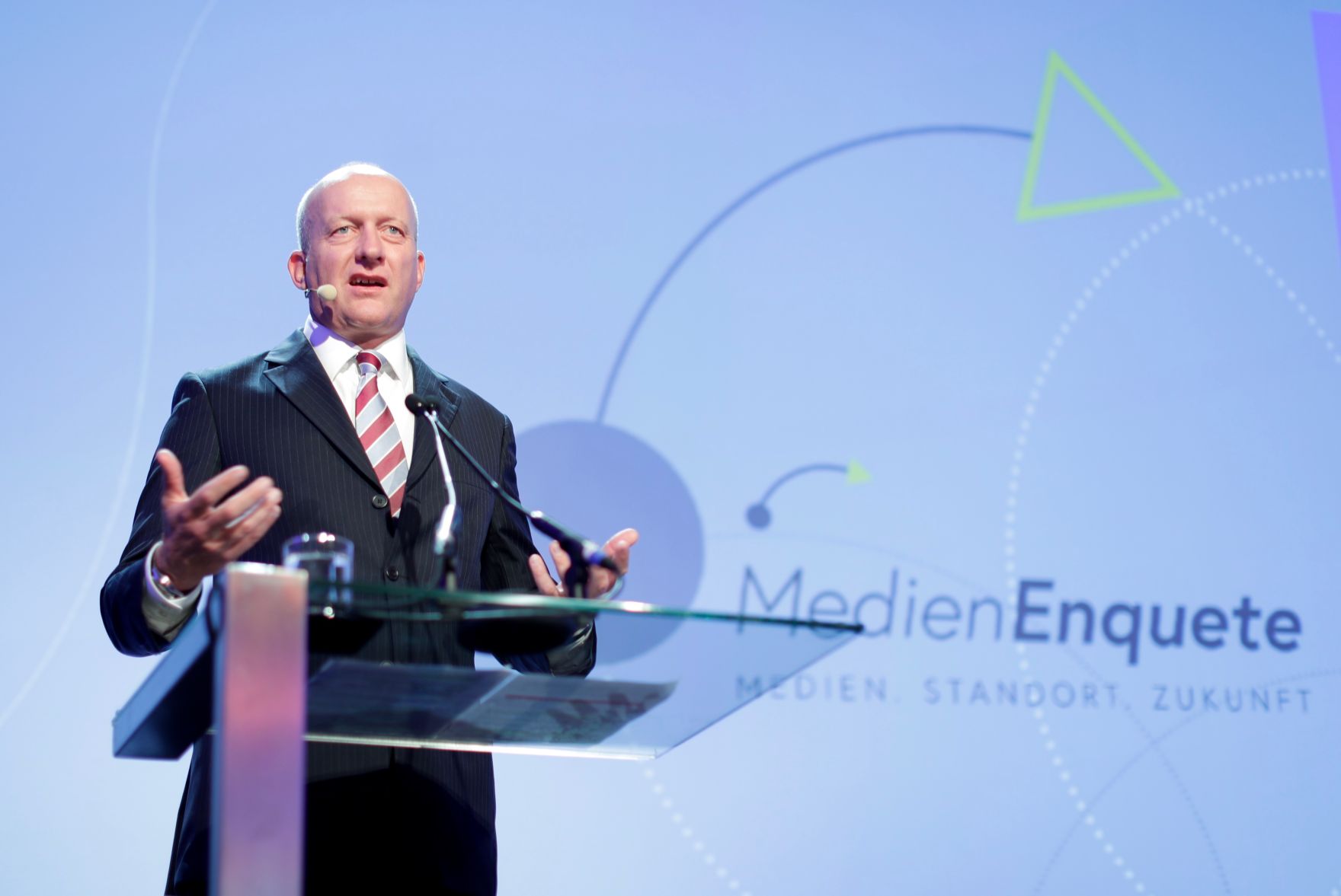 Am 8. Juni 2018 setzte Bundesminister Gernot Bl&uuml;mel seine Teilnahme am medienpolitischen Diskurs "MedienEnquete" fort. Im Bild der stellvertretende Vorstandsvorsitzende der ProSiebenSat1 Media SE Conrad Albert.