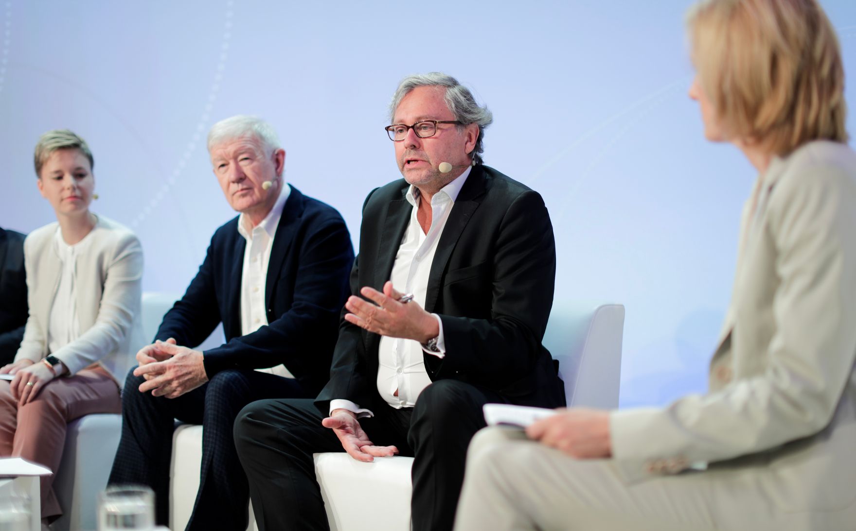 Am 8. Juni 2018 setzte Bundesminister Gernot Bl&uuml;mel seine Teilnahme am medienpolitischen Diskurs "MedienEnquete" fort. Im Bild die Direktorin von Radiotelevisiun Svizra Rumantscha Ladina Heimgartner (l.), Herausgeber und Chefredakteur des "Falter" Armin Thurnher (2.v.l.), der ORF-Generaldirektor Alexander Wrabetz (2.v.r.) und die Moderatorin, stellvertretende Chefredakteurin des Kurier, Martina Salomon (r.).