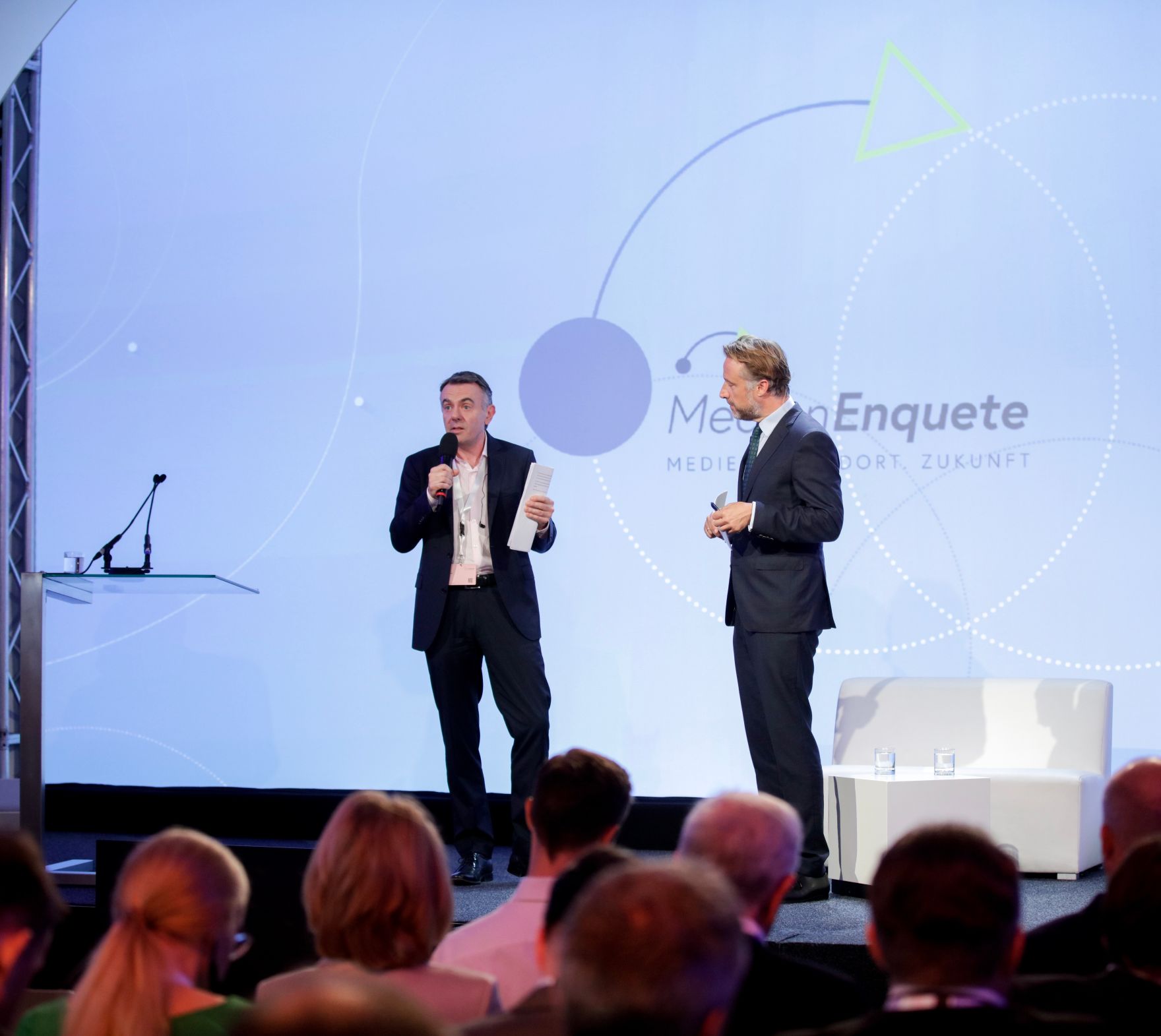 Am 8. Juni 2018 setzte Bundesminister Gernot Bl&uuml;mel seine Teilnahme am medienpolitischen Diskurs "MedienEnquete" fort. Im Bild der Generaldirektor der Europ&auml;ischen Rundfunkunion Noel Curran (l.) und der Moderator Sebastian Loudon (r.).