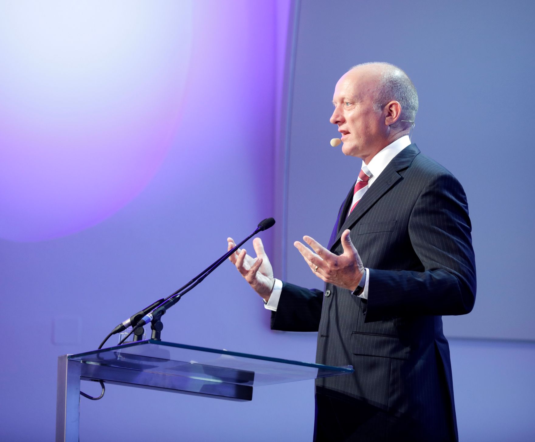 Am 8. Juni 2018 setzte Bundesminister Gernot Bl&uuml;mel seine Teilnahme am medienpolitischen Diskurs "MedienEnquete" fort. Im Bild der stellvertretende Vorstandsvorsitzende der ProSiebenSat1 Media SE Conrad Albert.