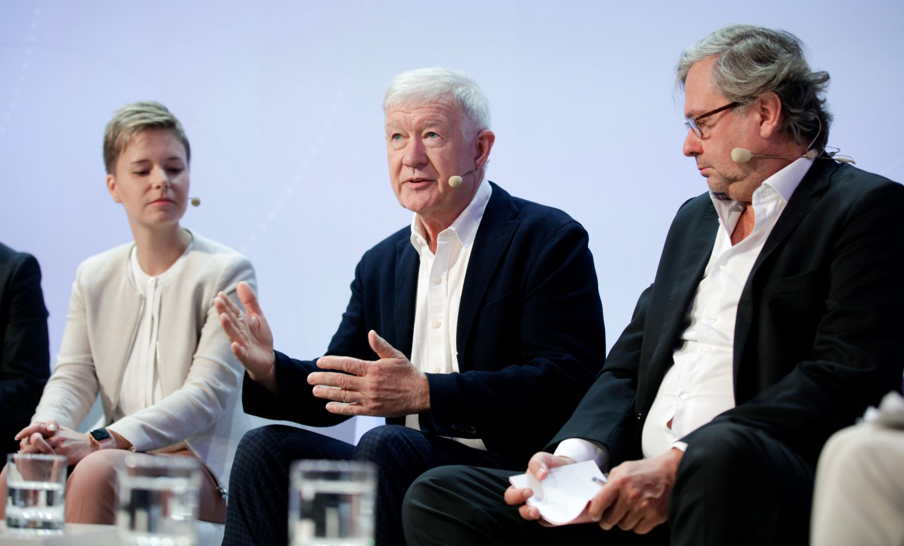 Am 8. Juni 2018 setzte Bundesminister Gernot Bl&uuml;mel seine Teilnahme am medienpolitischen Diskurs "MedienEnquete" fort. Im Bild die Direktorin von Radiotelevisiun Svizra Rumantscha Ladina Heimgartner (l.), Herausgeber und Chefredakteur des "Falter" Armin Thurnher (m.) und der ORF-Generaldirektor Alexander Wrabetz (r.).