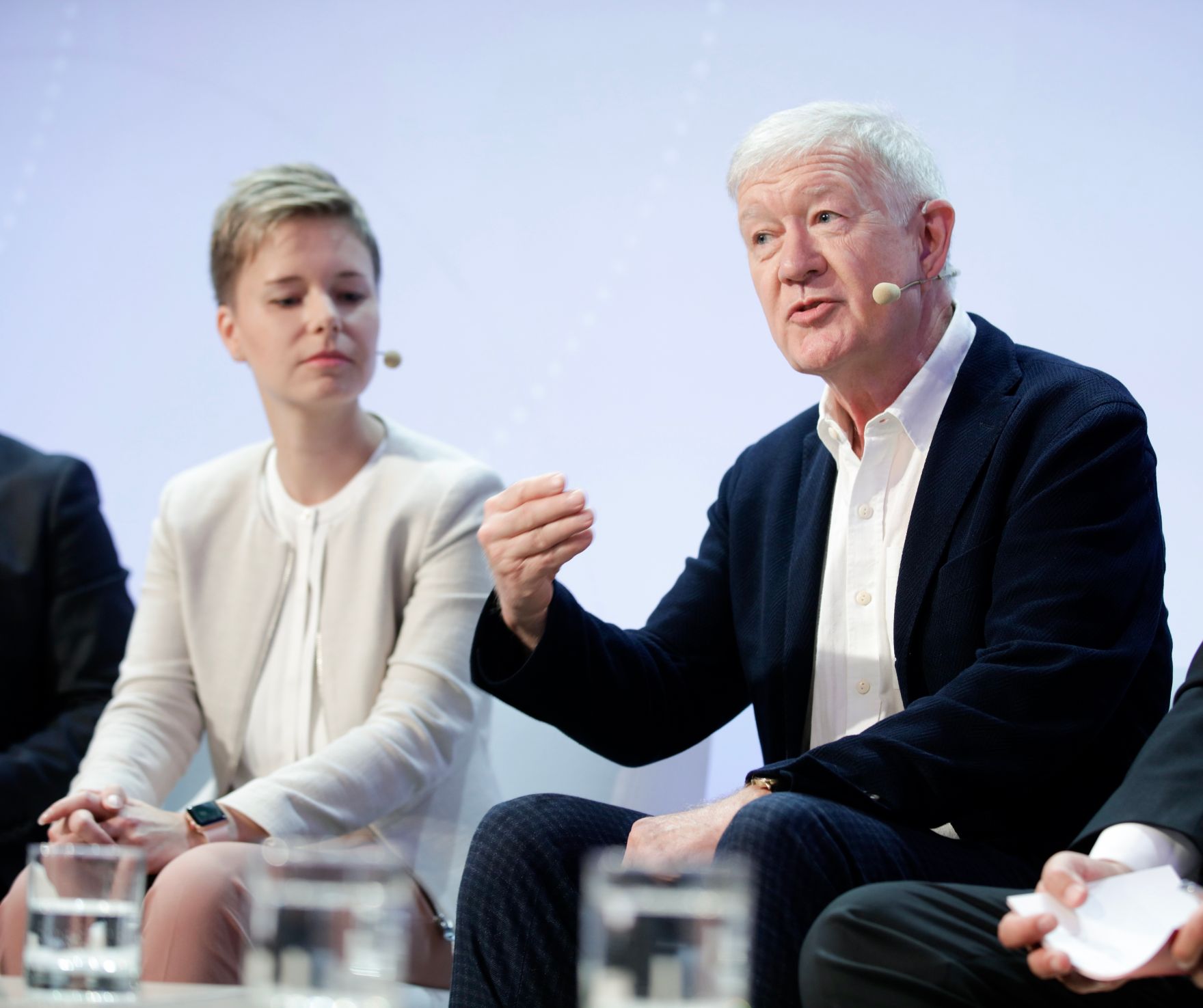 Am 8. Juni 2018 setzte Bundesminister Gernot Bl&uuml;mel seine Teilnahme am medienpolitischen Diskurs "MedienEnquete" fort. Im Bild die Direktorin von Radiotelevisiun Svizra Rumantscha Ladina Heimgartner (l.) und Herausgeber und Chefredakteur des "Falter" Armin Thurnher (r.).