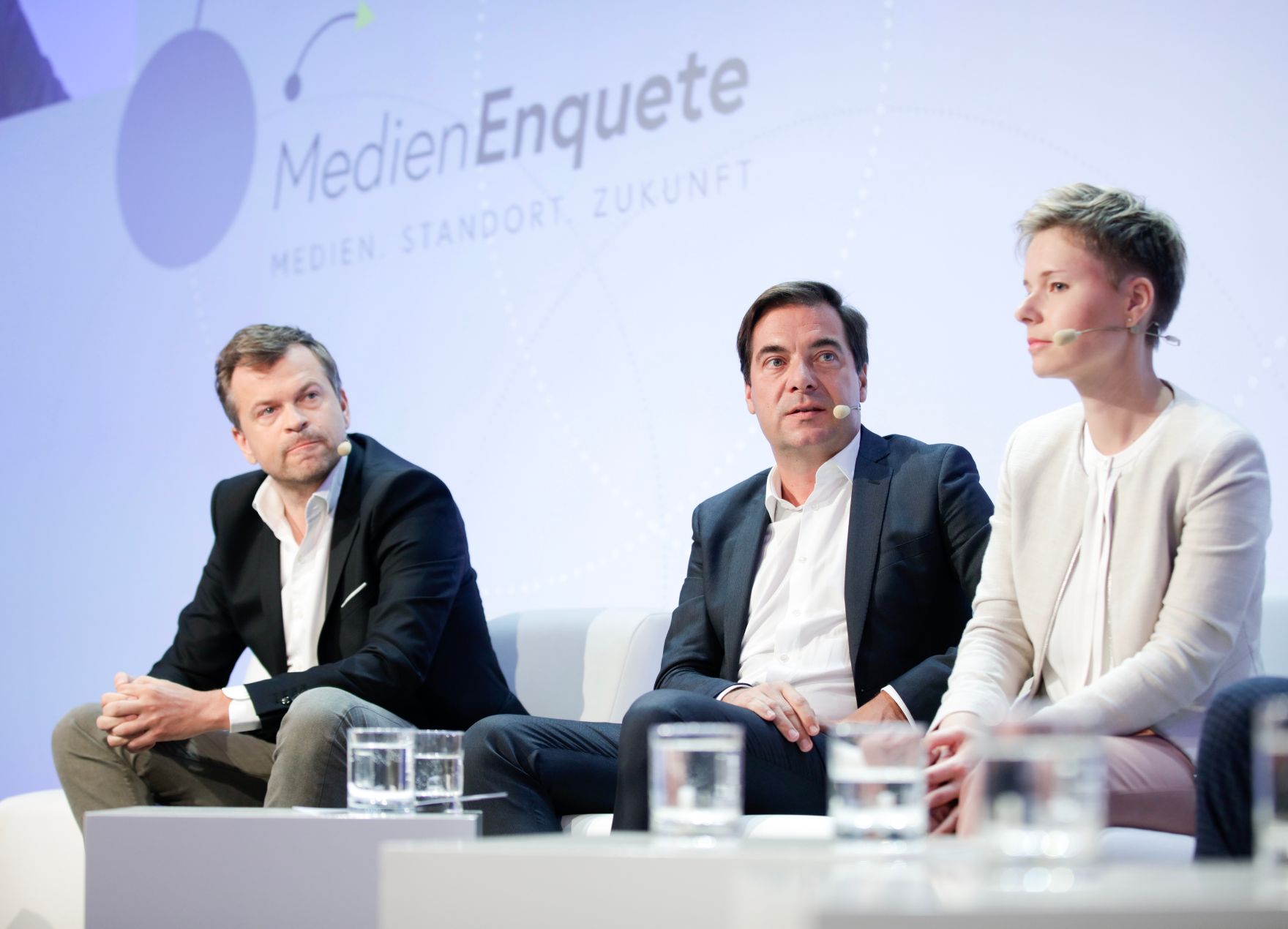 Am 8. Juni 2018 setzte Bundesminister Gernot Bl&uuml;mel seine Teilnahme am medienpolitischen Diskurs "MedienEnquete" fort. Im Bild der Gesch&auml;ftsf&uuml;hrer der Sendergruppe ProSiebenSat.1 PULS4 Markus Breitenecker (l.), Chefredakteur der Tageszeitung "Die Presse" Rainer Nowak (m.) und die Direktorin von Radiotelevisiun Svizra Rumantscha Ladina Heimgartner (r.).